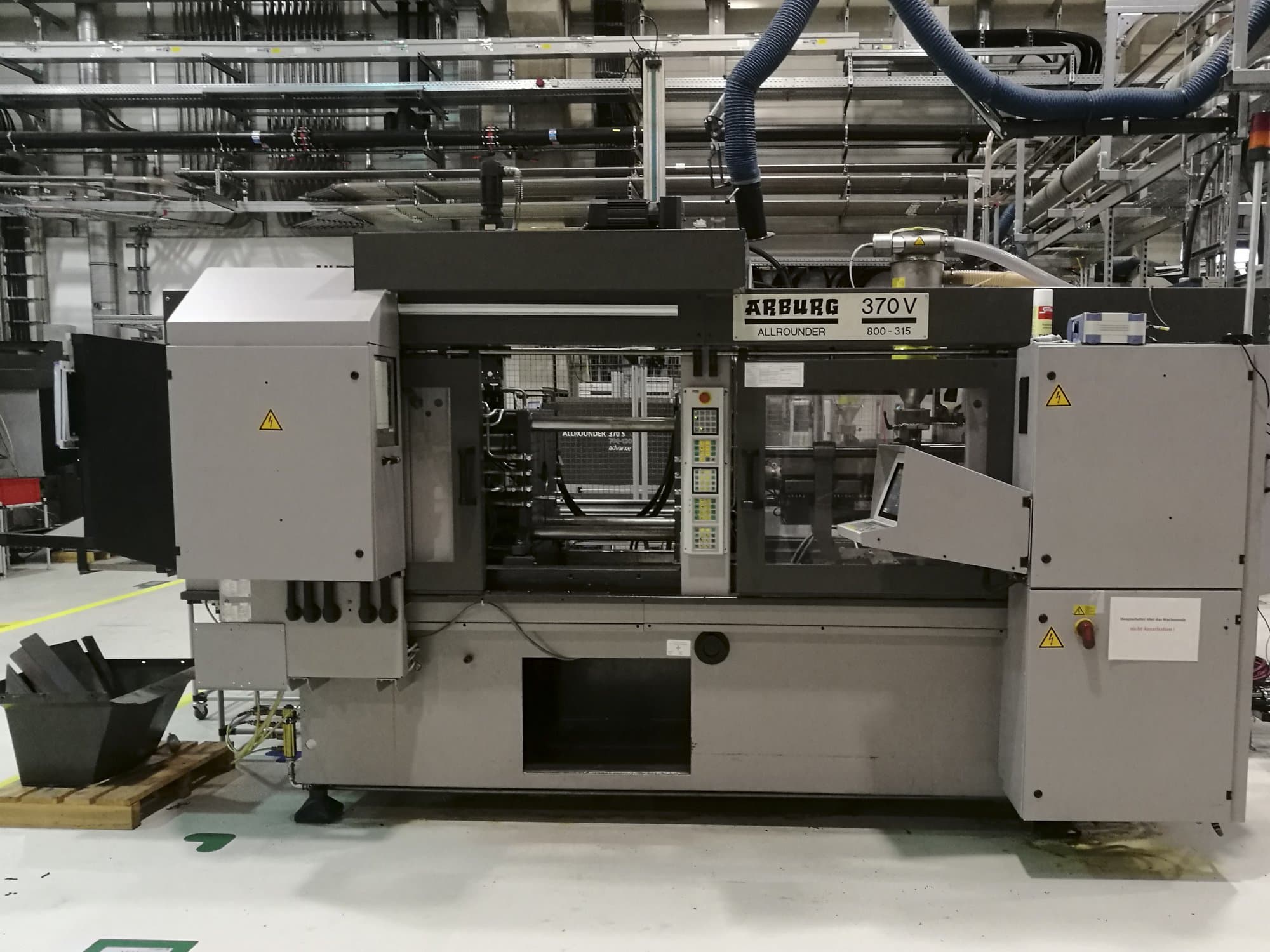 A Arburg 370V 800-315 gép elölnézete