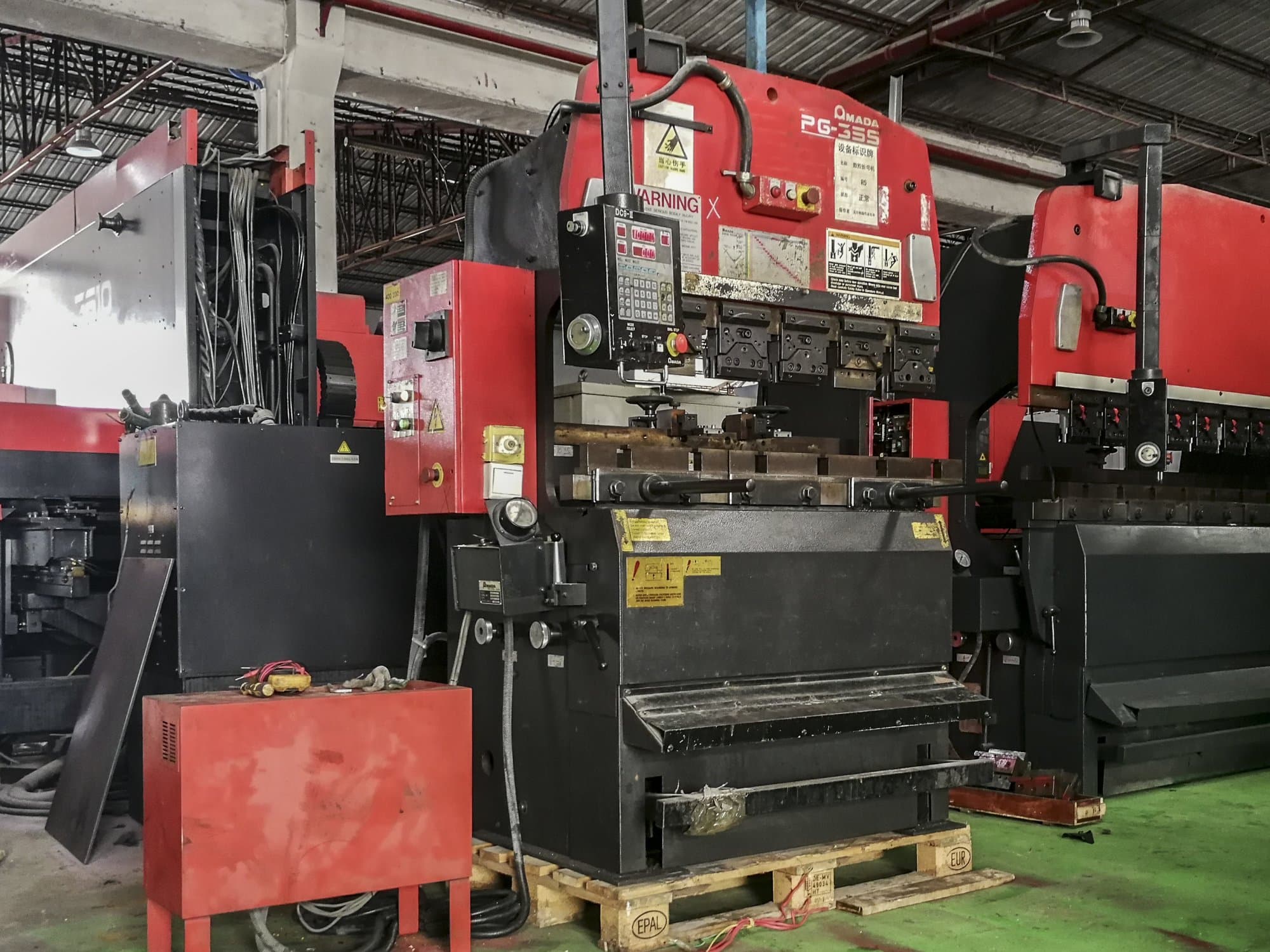 A AMADA RG-35S gép bal oldali nézete