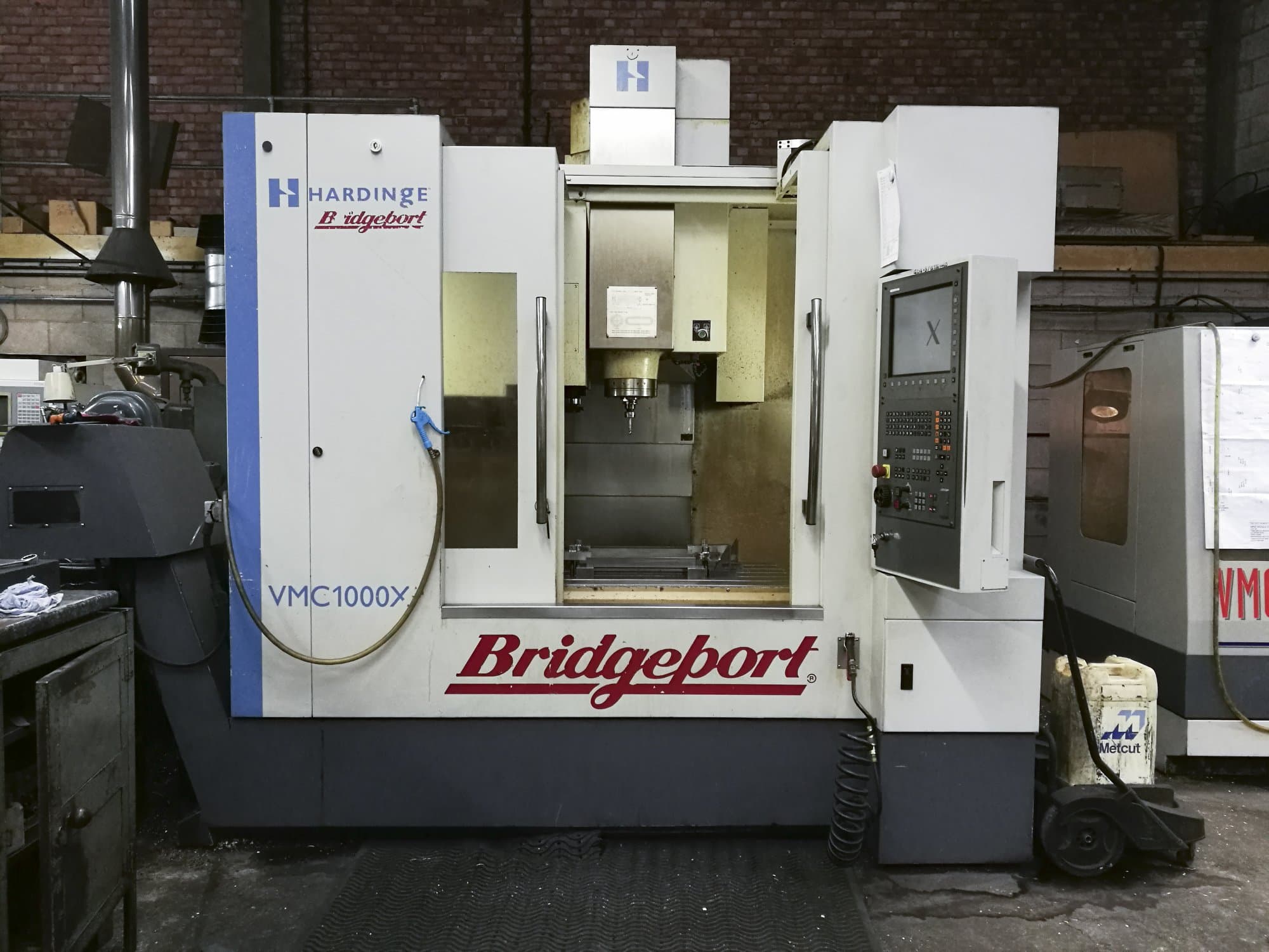 A Bridgeport VMC XP3-1000 gép elölnézete