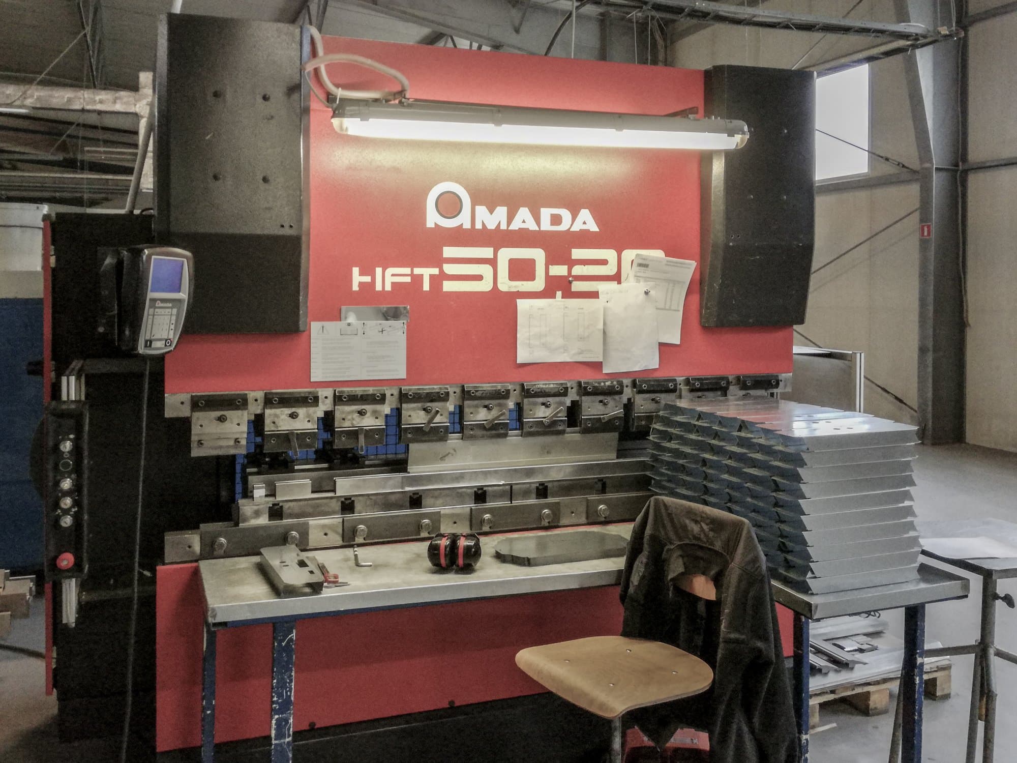A AMADA HFT 50-20 gép elölnézete