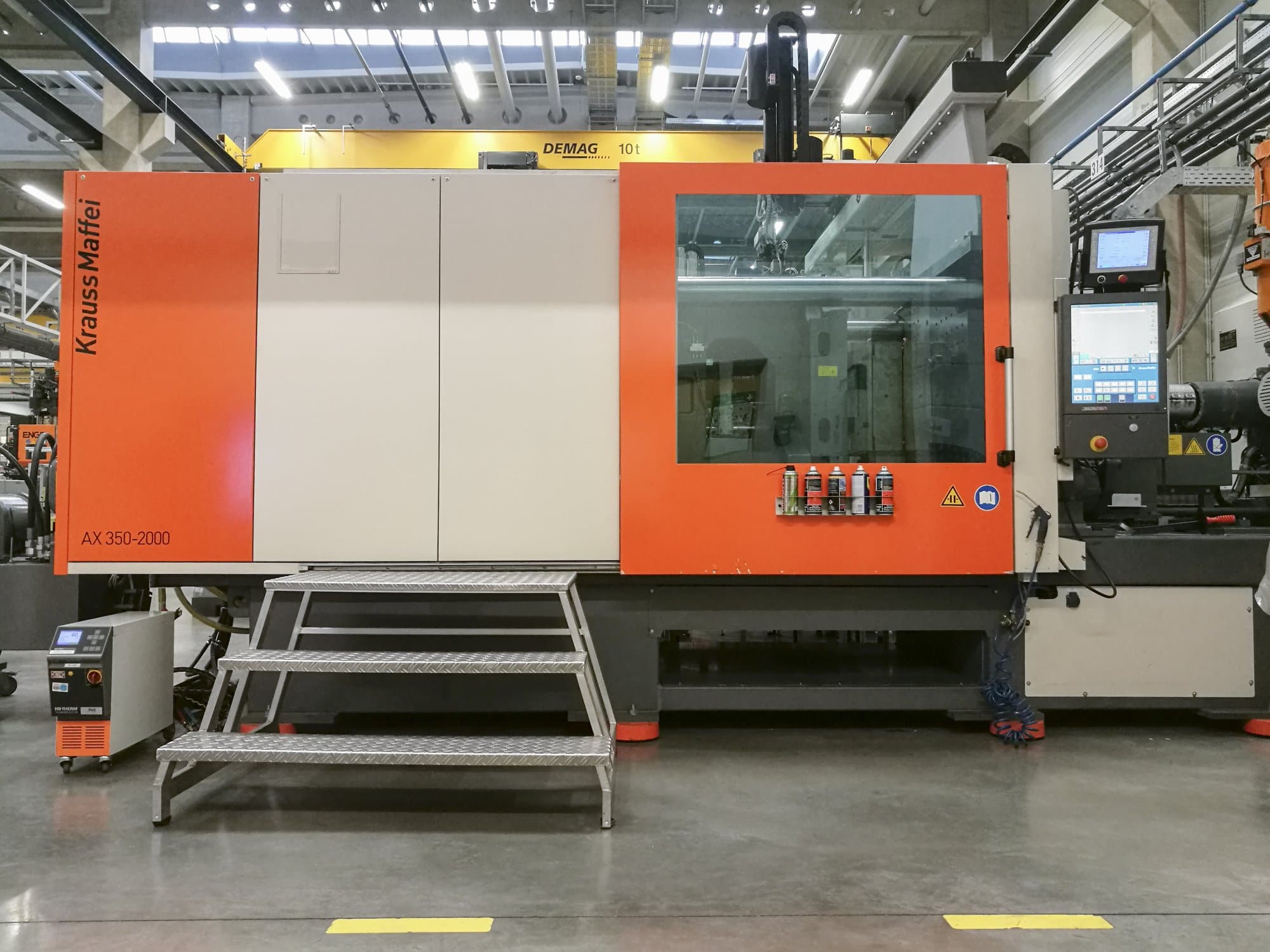 A Krauss Maffei 350-2000 AX gép elölnézete