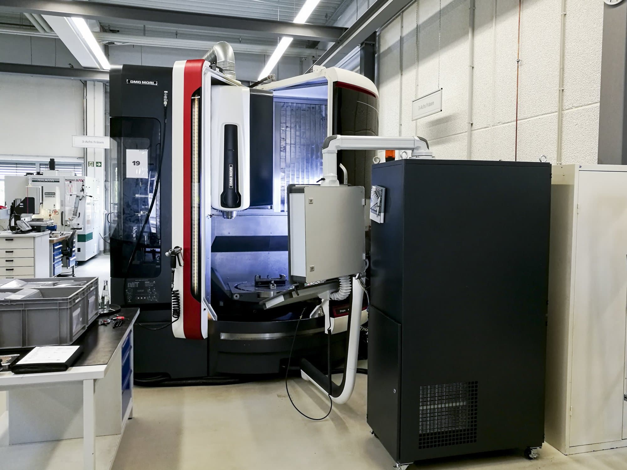 A DMG MORI LASERTEC 65  gép elölnézete