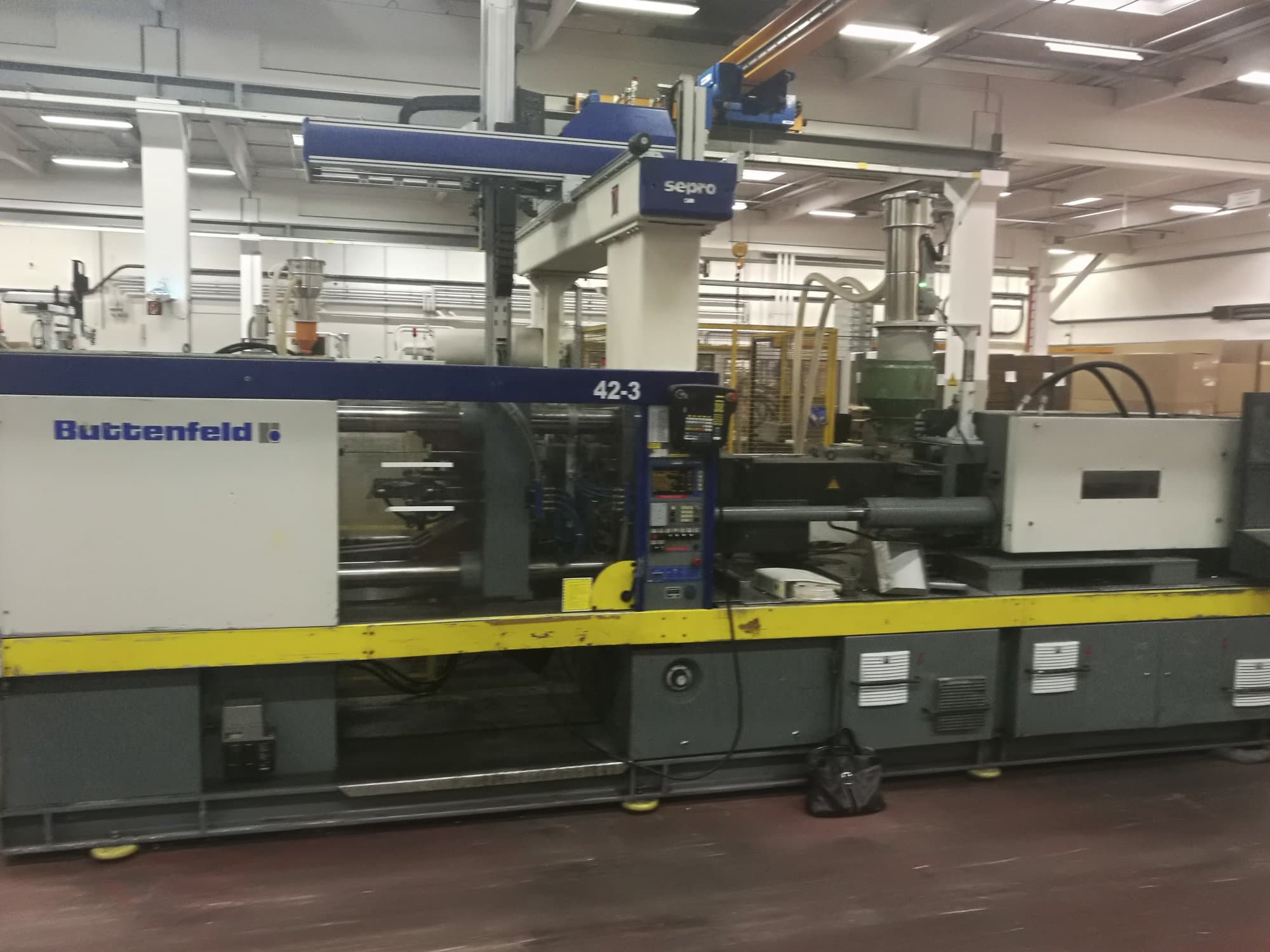 A Battenfeld BKT 2500/1250 gép elölnézete