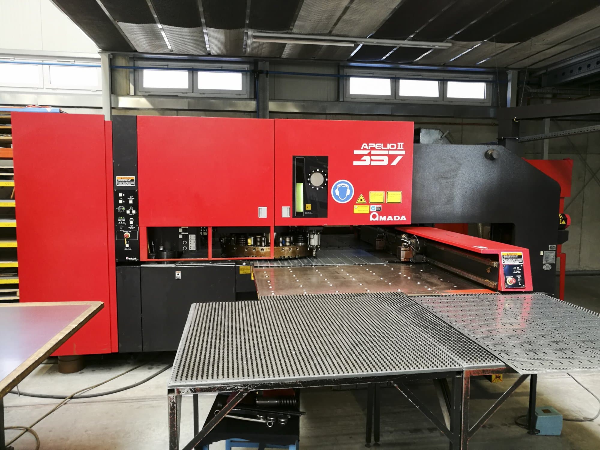 A AMADA APELIO II-357 gép elölnézete