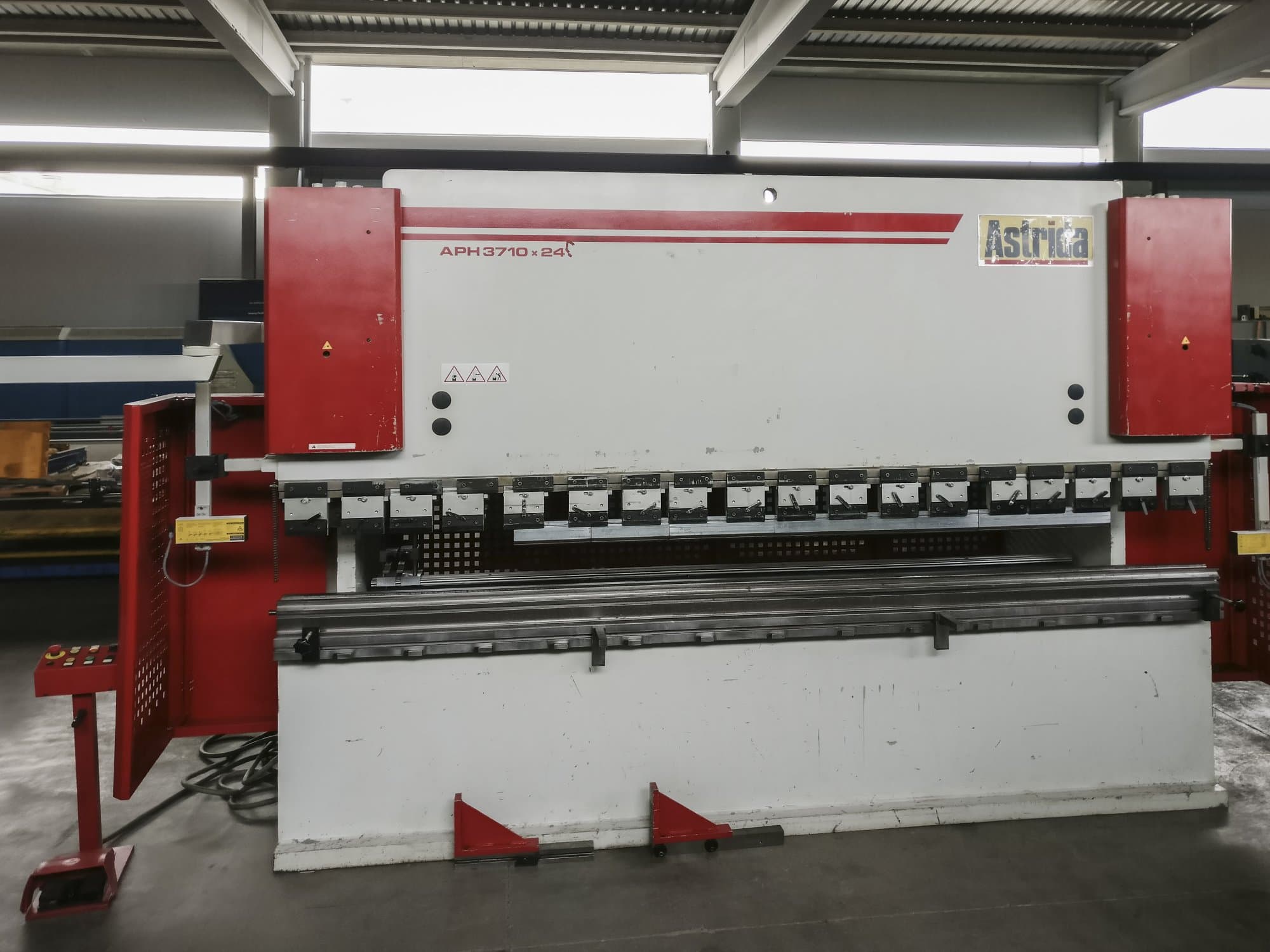 A ASTRIDA-BAYKAL APH 3710x240 gép elölnézete
