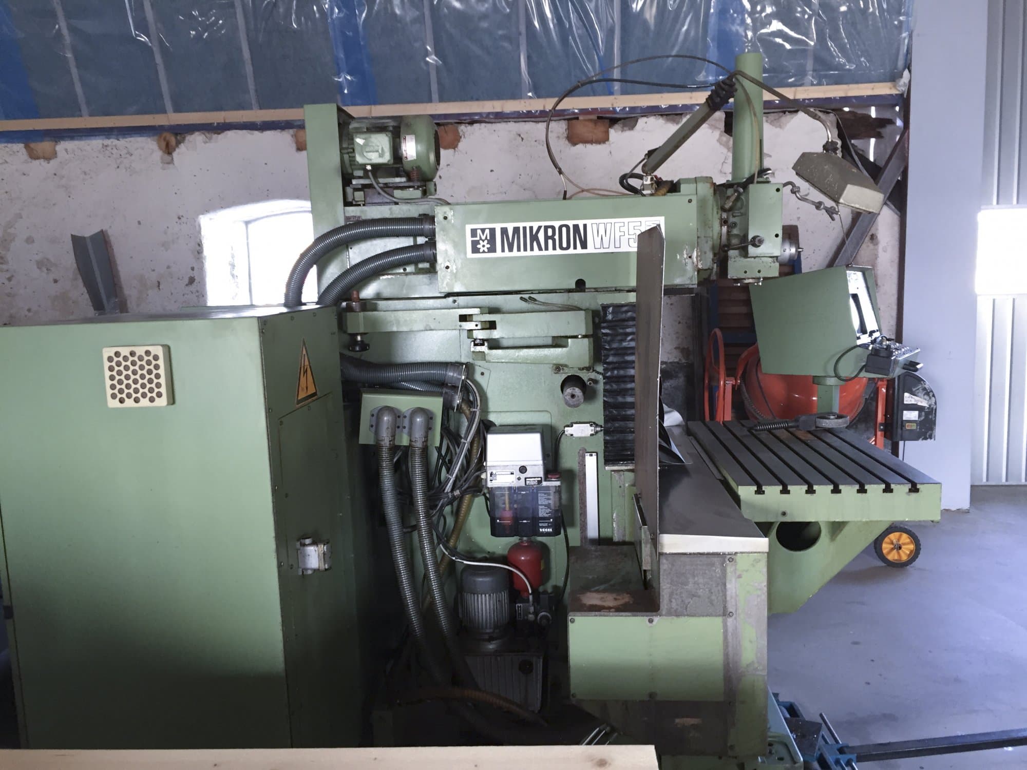 A Mikron WF 5DCM/155 gép elölnézete
