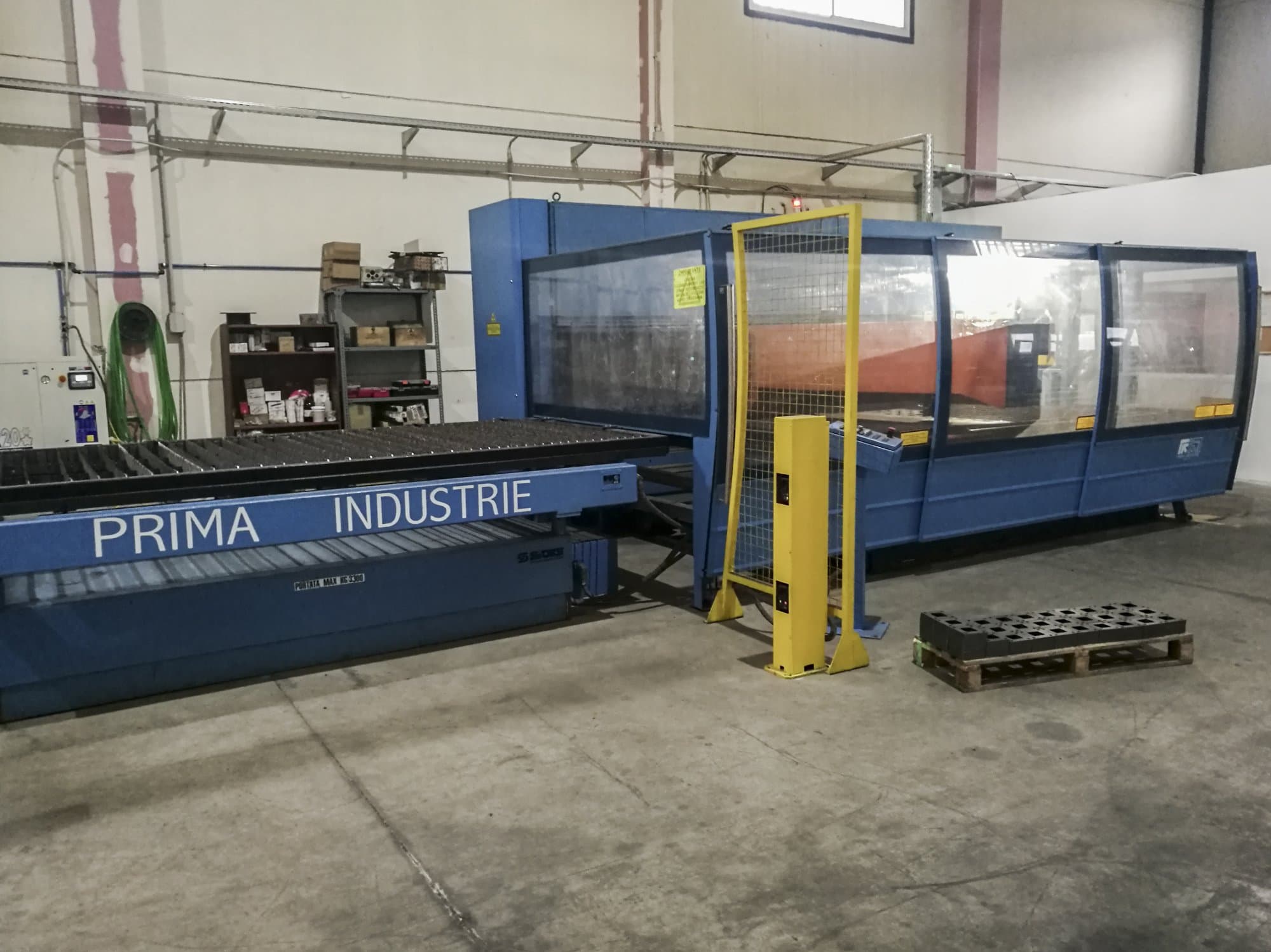 A Prima Power Platino 1530 gép jobb oldali nézete