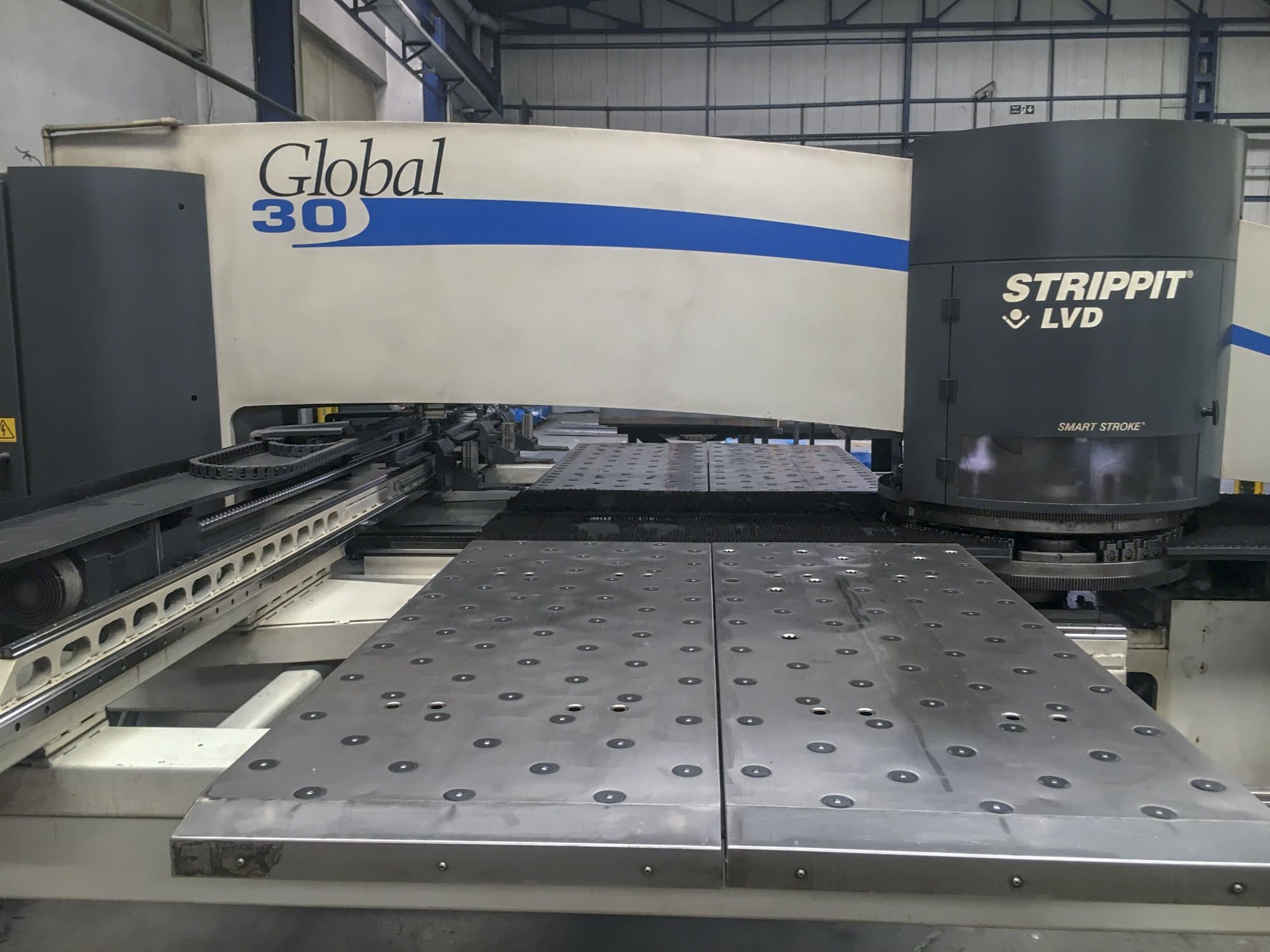 A LVD STRIPPIT Global 30 1525 gép elölnézete