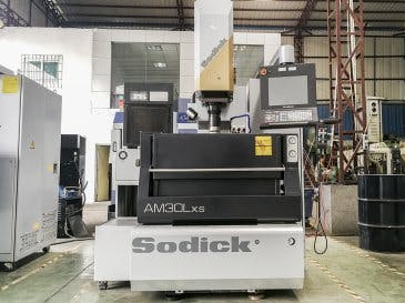 A Sodick AM30LXS  gép elölnézete