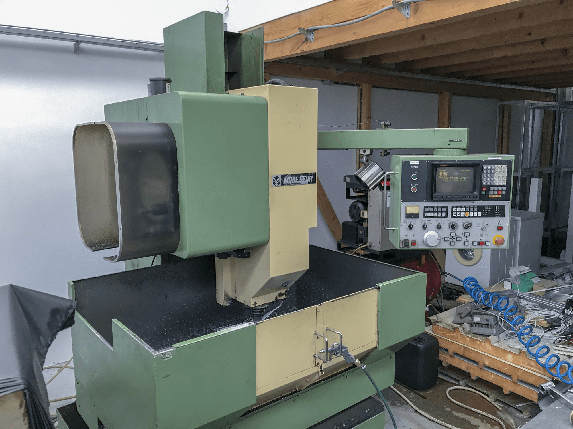 A MORI SEIKI MV-Junior gép bal oldali nézete