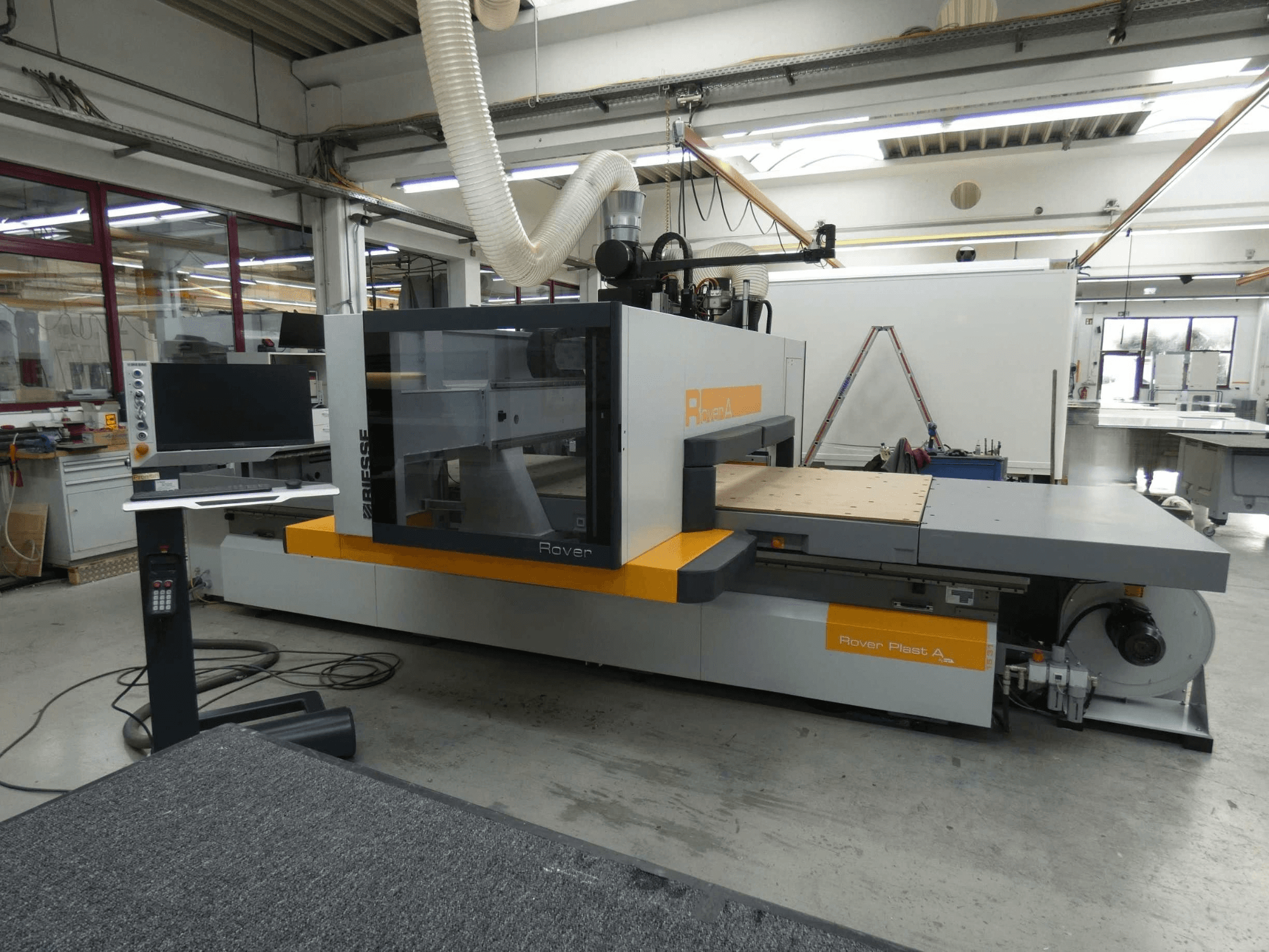 A BIESSE ROVER PLAST A FT 1224 CNC famegmunkáló központ elölnézete, amelyen látható a monitor és a vezérlőpanel.