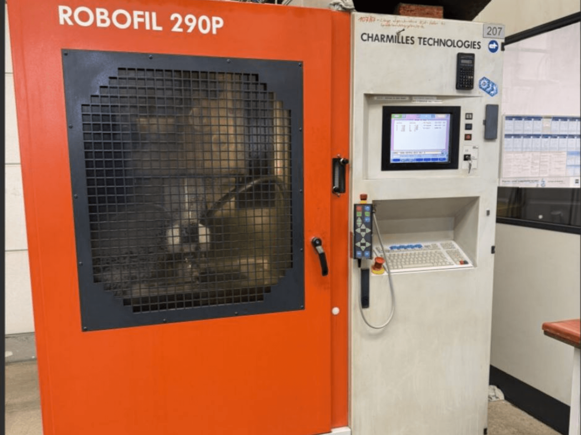 A CHARMILLES TECHNOLOGIES Robofil 290P huzalos EDM gép előlapja a vezérlőpanellel és a ráccsal védett munkaterülettel.