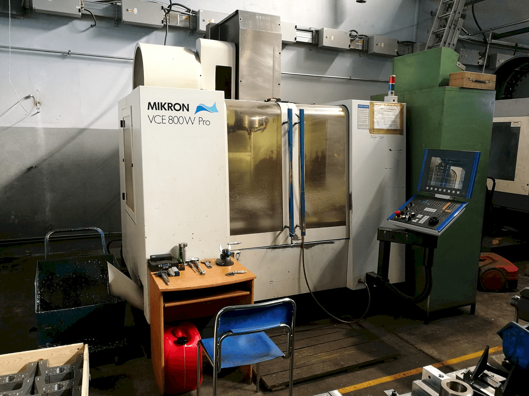 A MIKRON VCE 800W Pro gép elölnézete