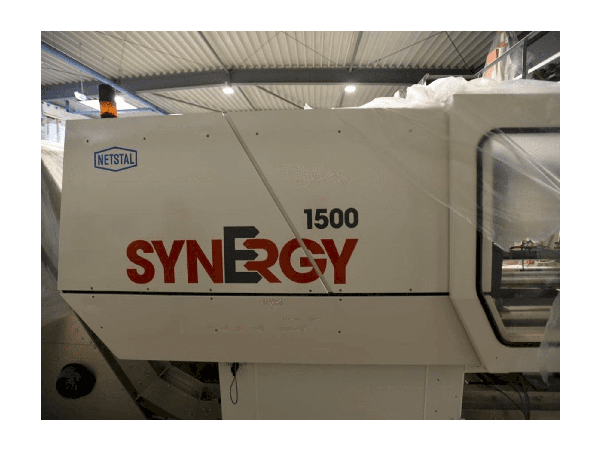 A Netstal SynErgy 1500-460 gép elölnézete