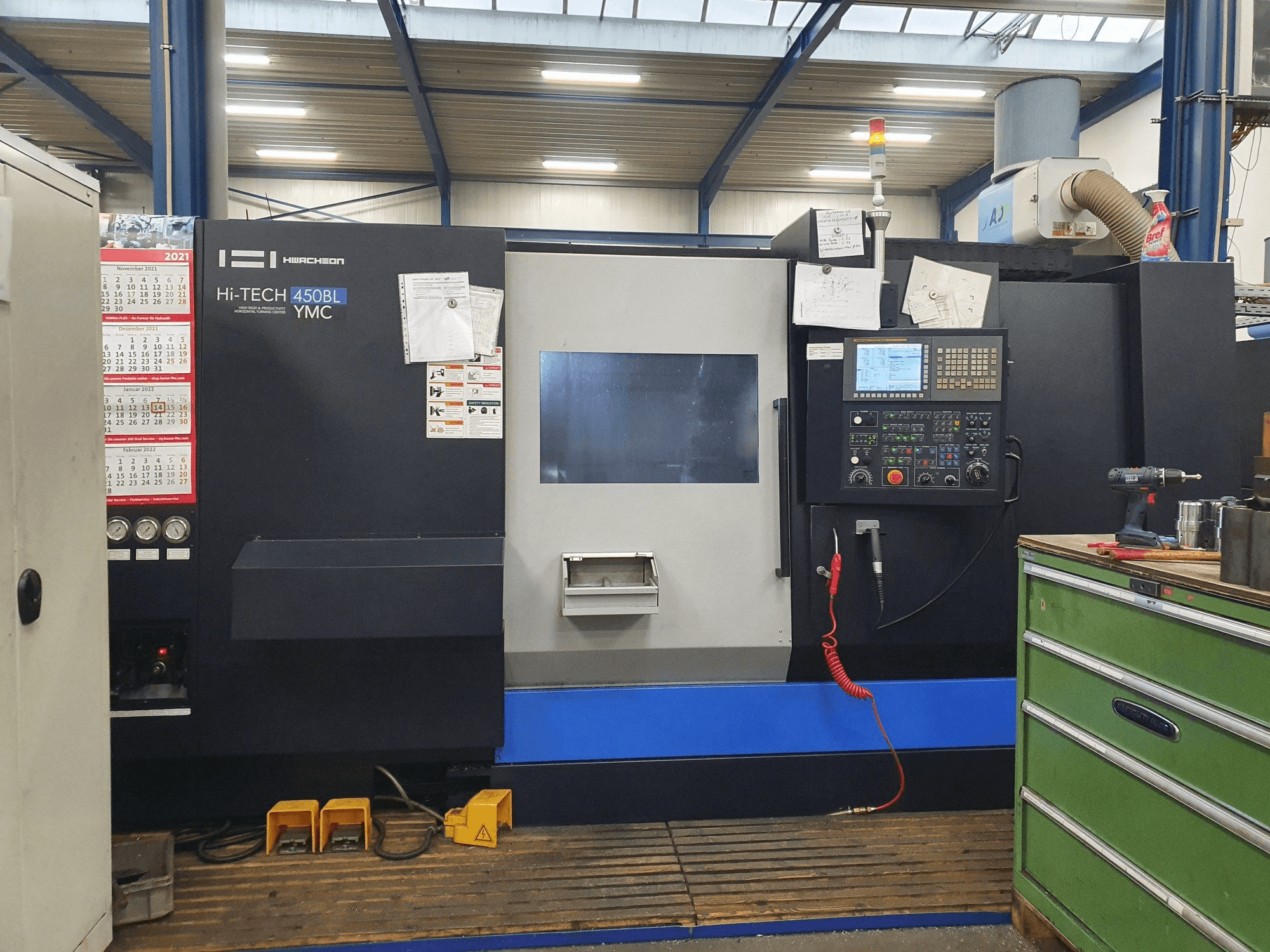 A HWACHEON HI-TECH 450BL YMC gép elölnézete