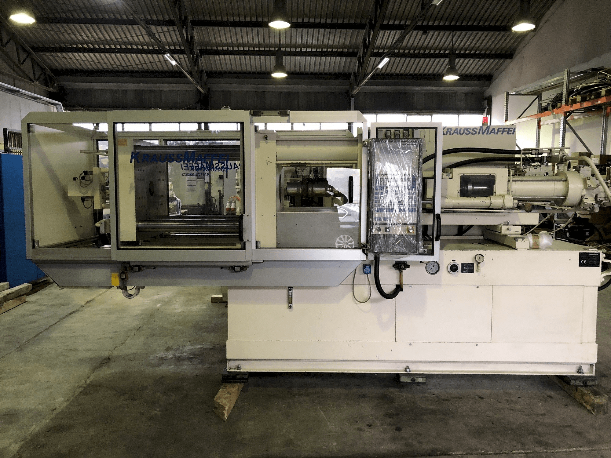 A Krauss Maffei 125-520 gép elölnézete