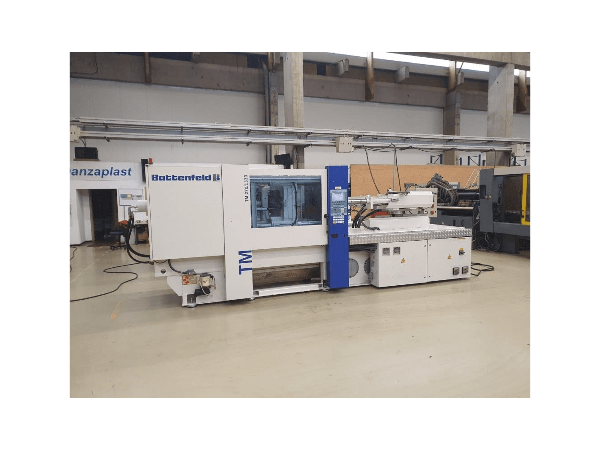 A Battenfeld TM 2700 / 1330 B4 gép elölnézete