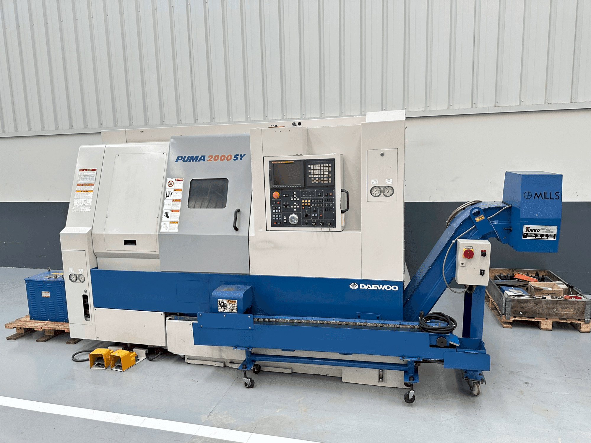 A DAEWOO PUMA 2000 SY gép elölnézete