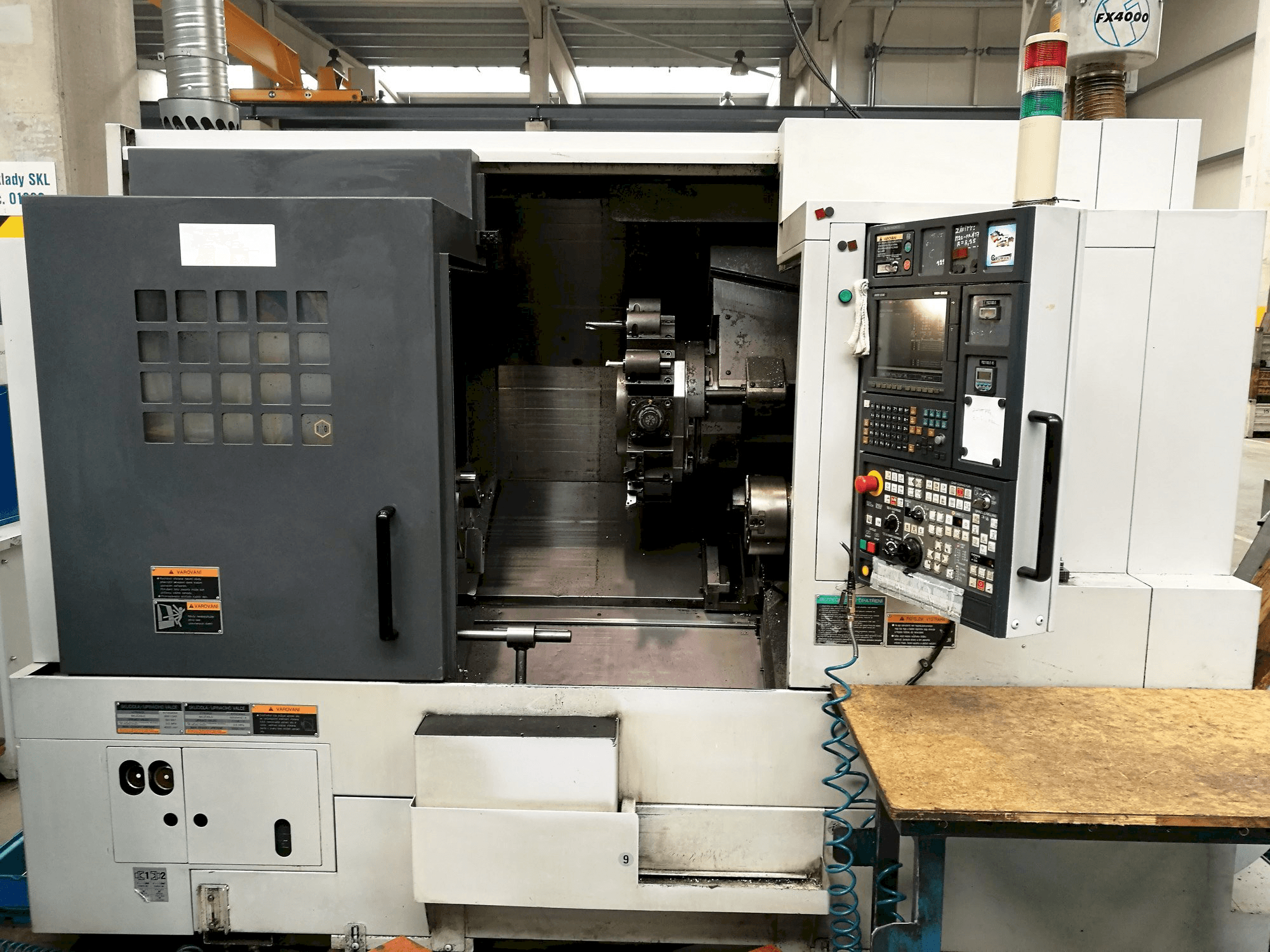 A MORI SEIKI NL 2500 SY/700 gép elölnézete