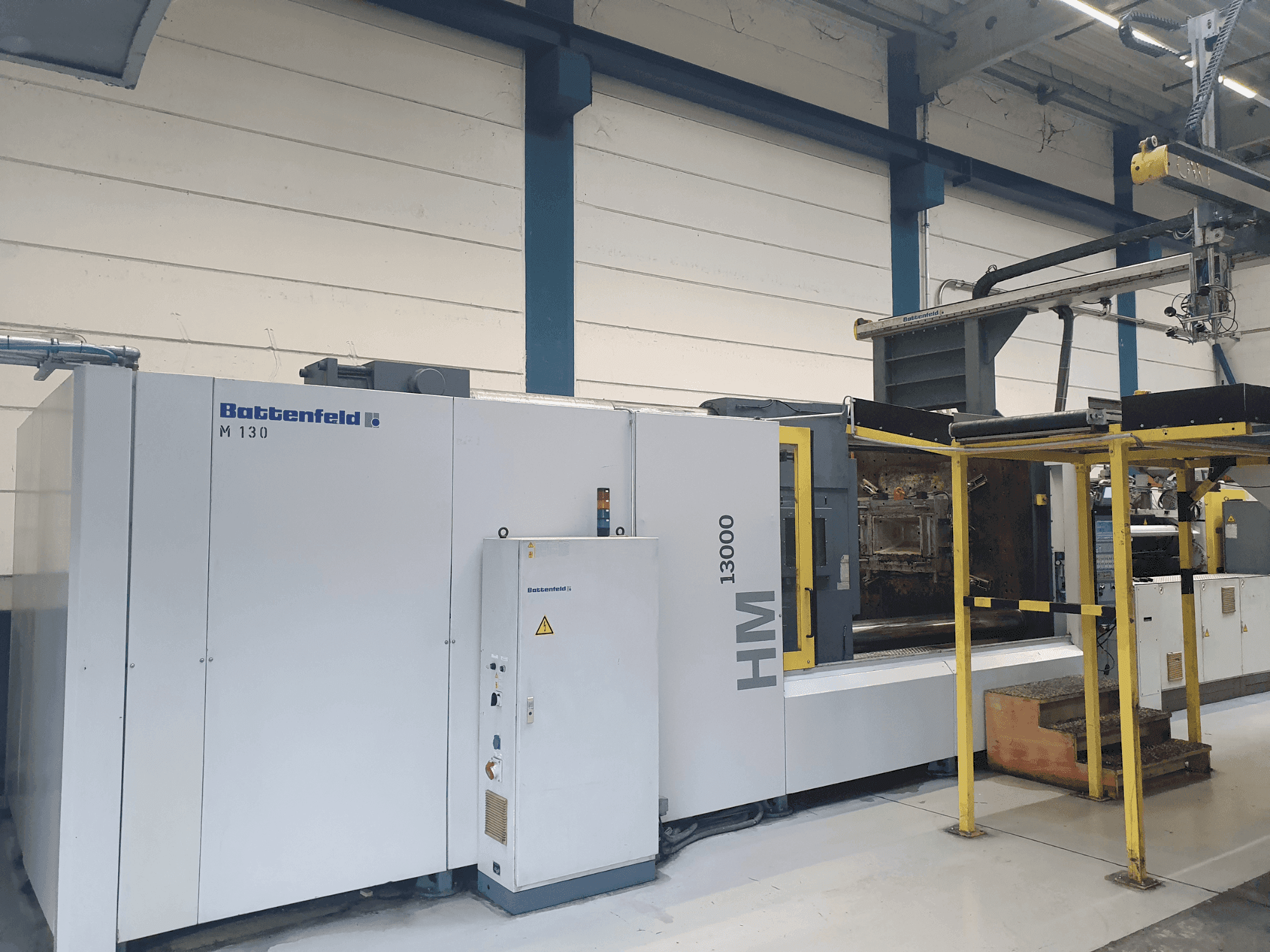 A Battenfeld HM 13000/12000 gép elölnézete