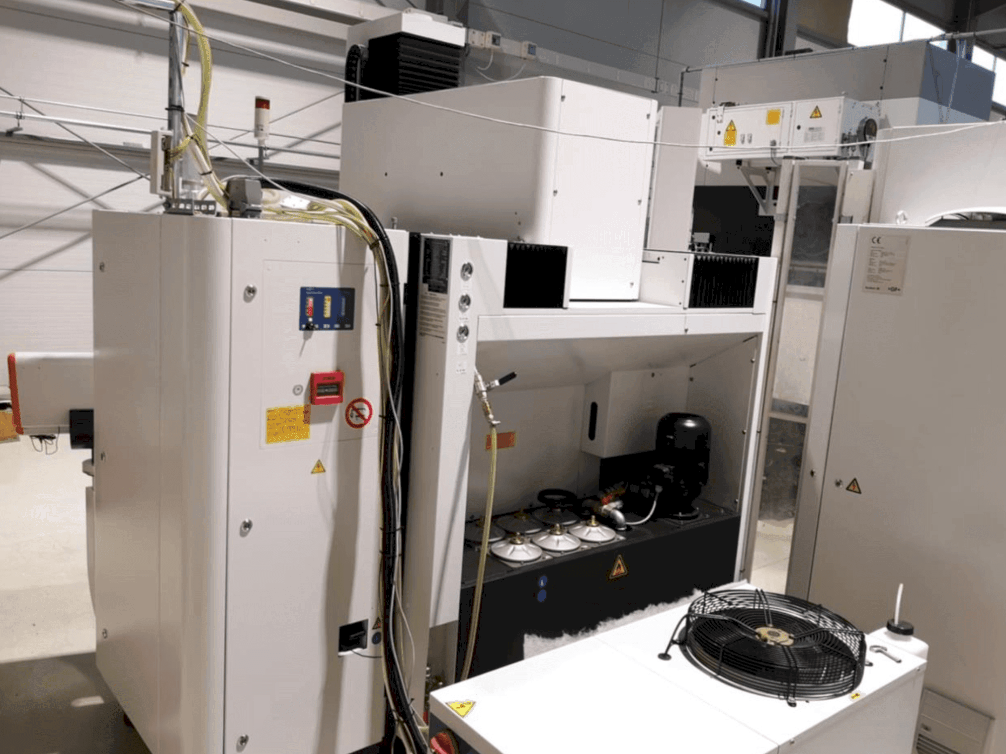 A AgieCharmilles FORM P 600 gép elölnézete