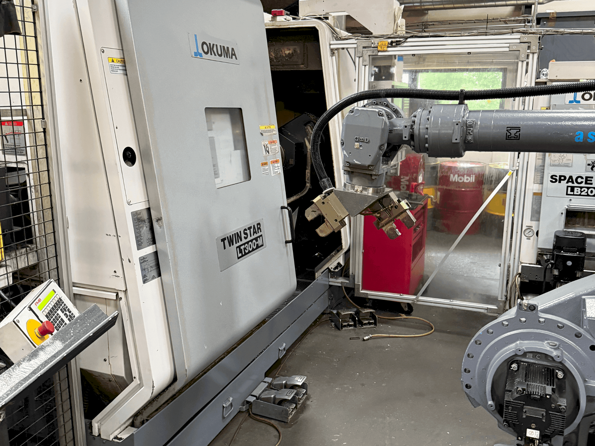 A Okuma Twinstar LT300-M gép elölnézete