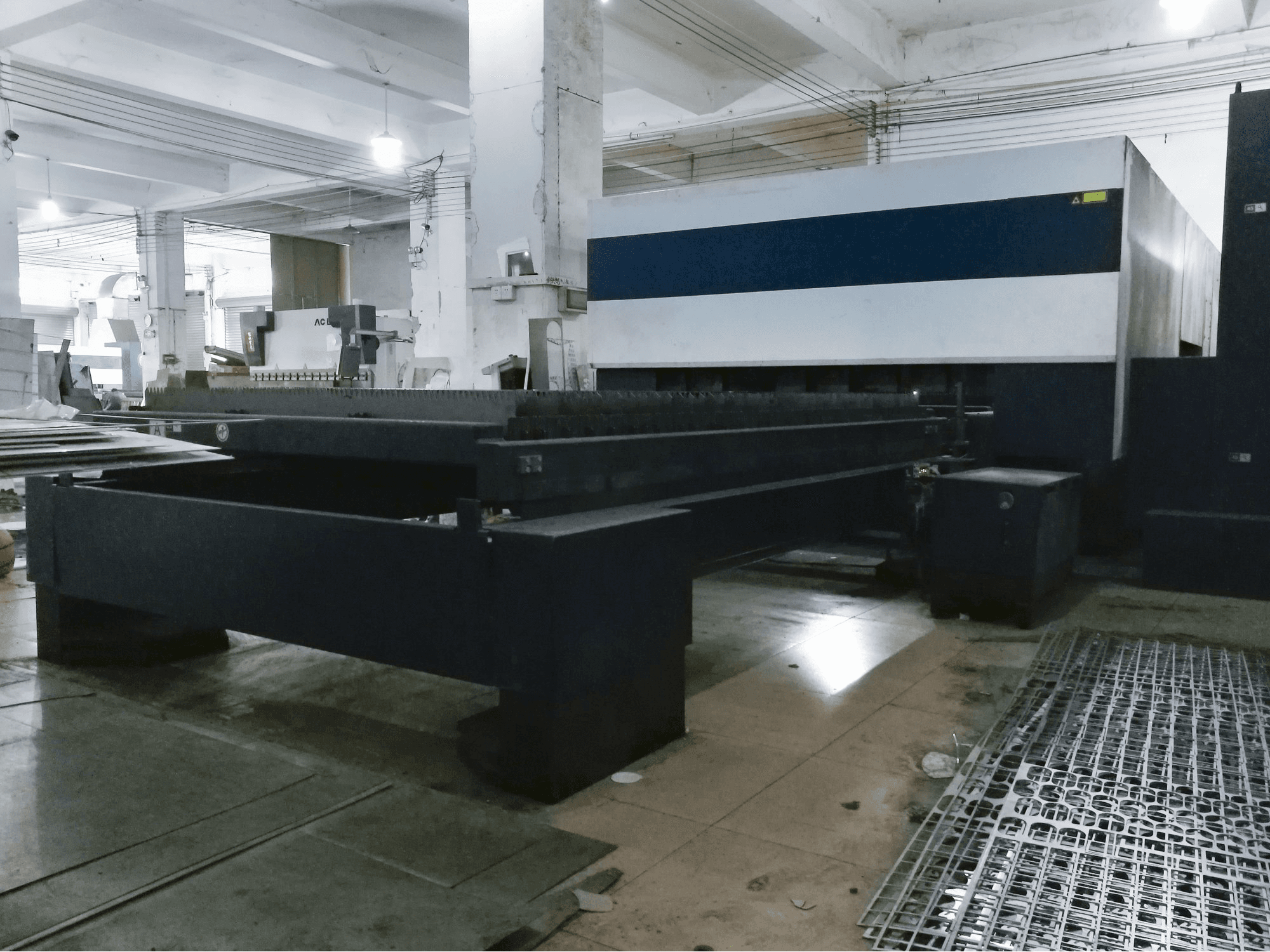 A Trumpf TruLaser 3030 gép jobb nézete