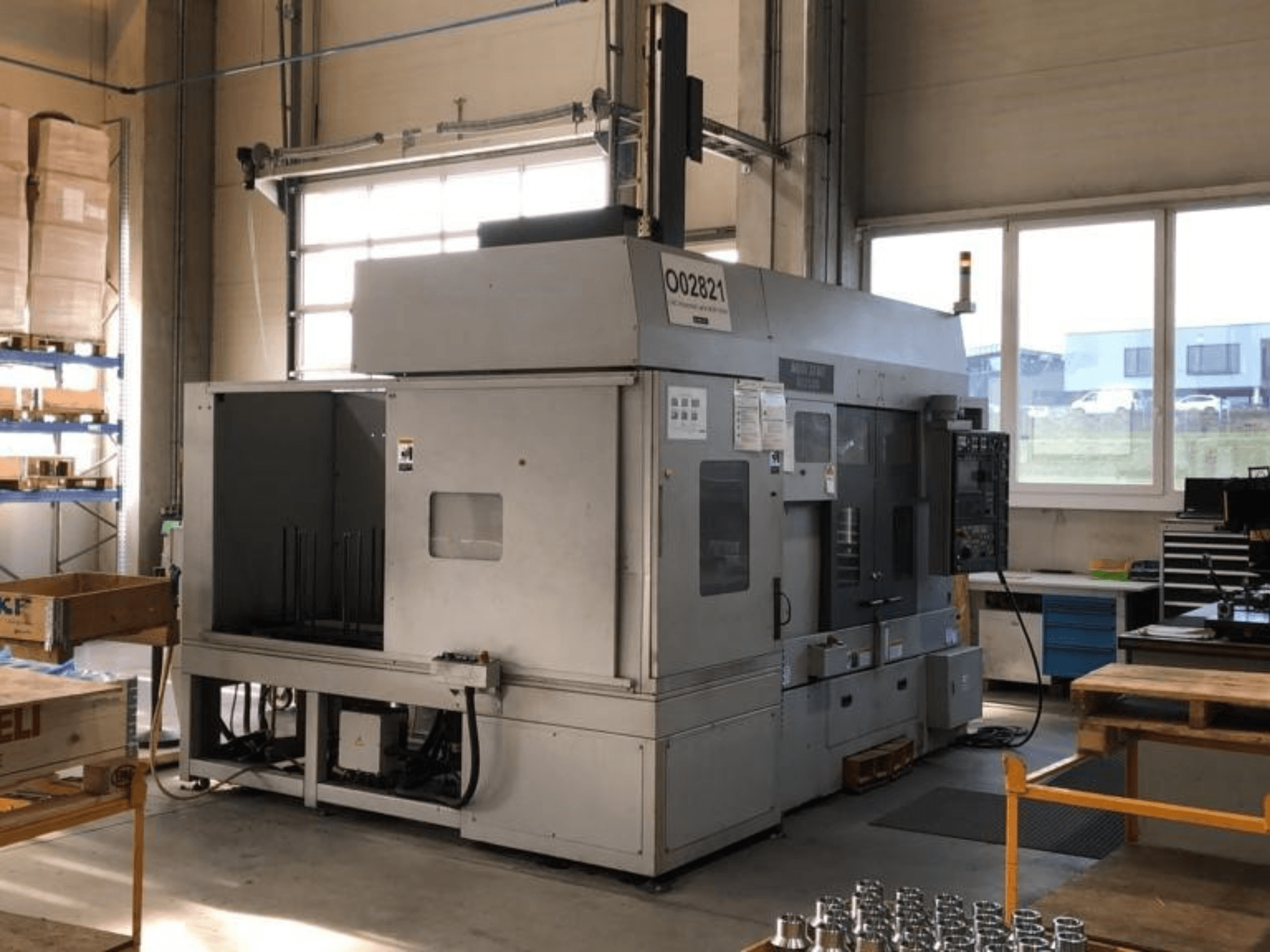 MORI SEIKI RL2500 többorsós esztergagép egy műhelyben, szemből és a szerszámokkal ellátott gyártási területről.