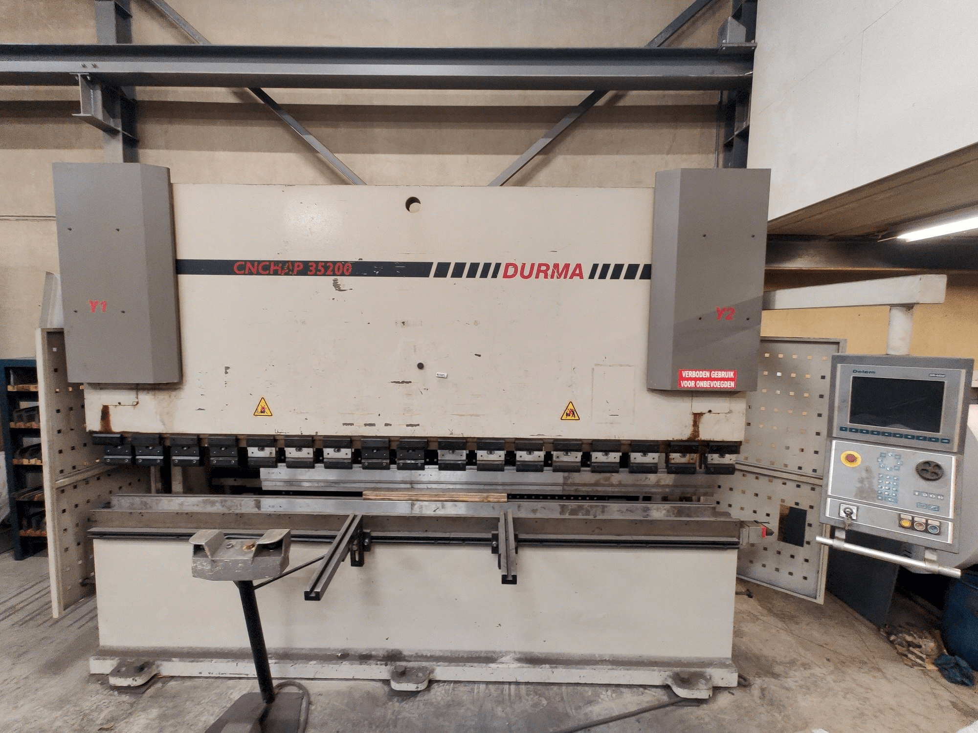 A Durma CNC HAP 35200 gép elölnézete