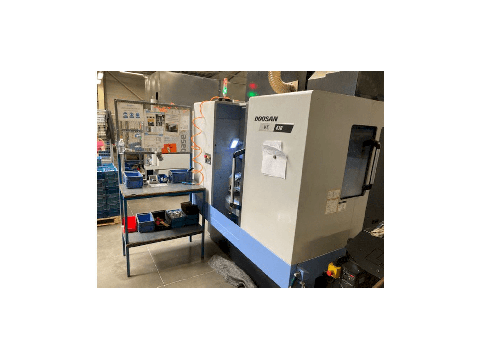 A Doosan VC 430 gép elölnézete