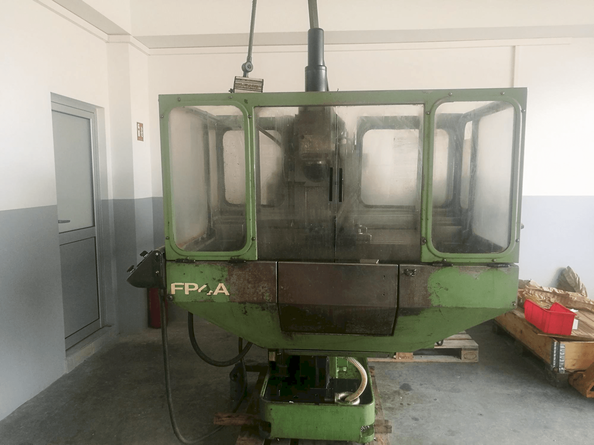 A DECKEL FP4A gép elölnézete