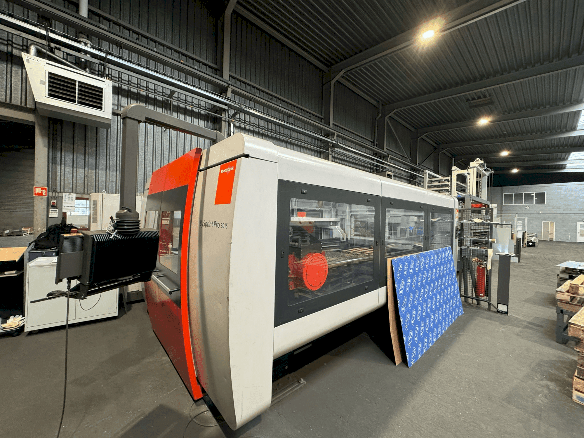 A Bystronic BySprint Pro 3015 gép elölnézete