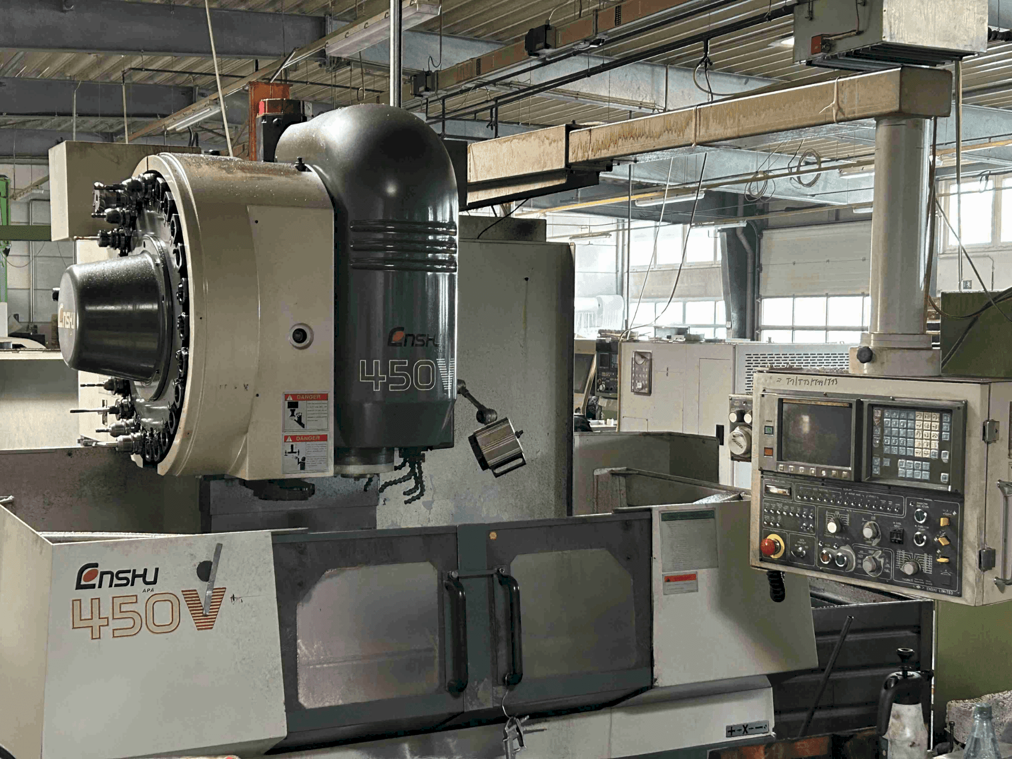 A Enshu 450 V gép elölnézete
