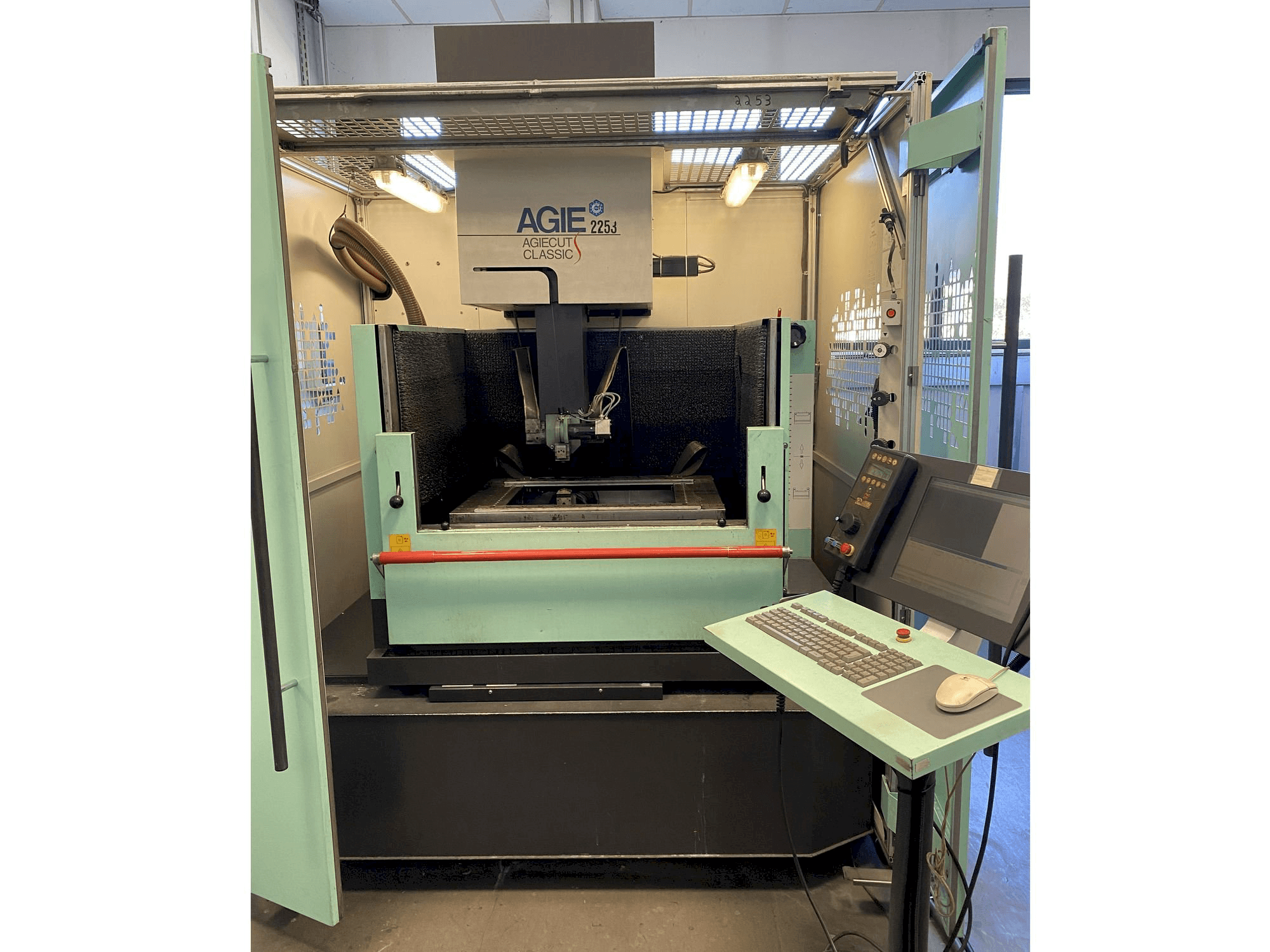 A AGIE Agiecut Classic 3s gép elölnézete