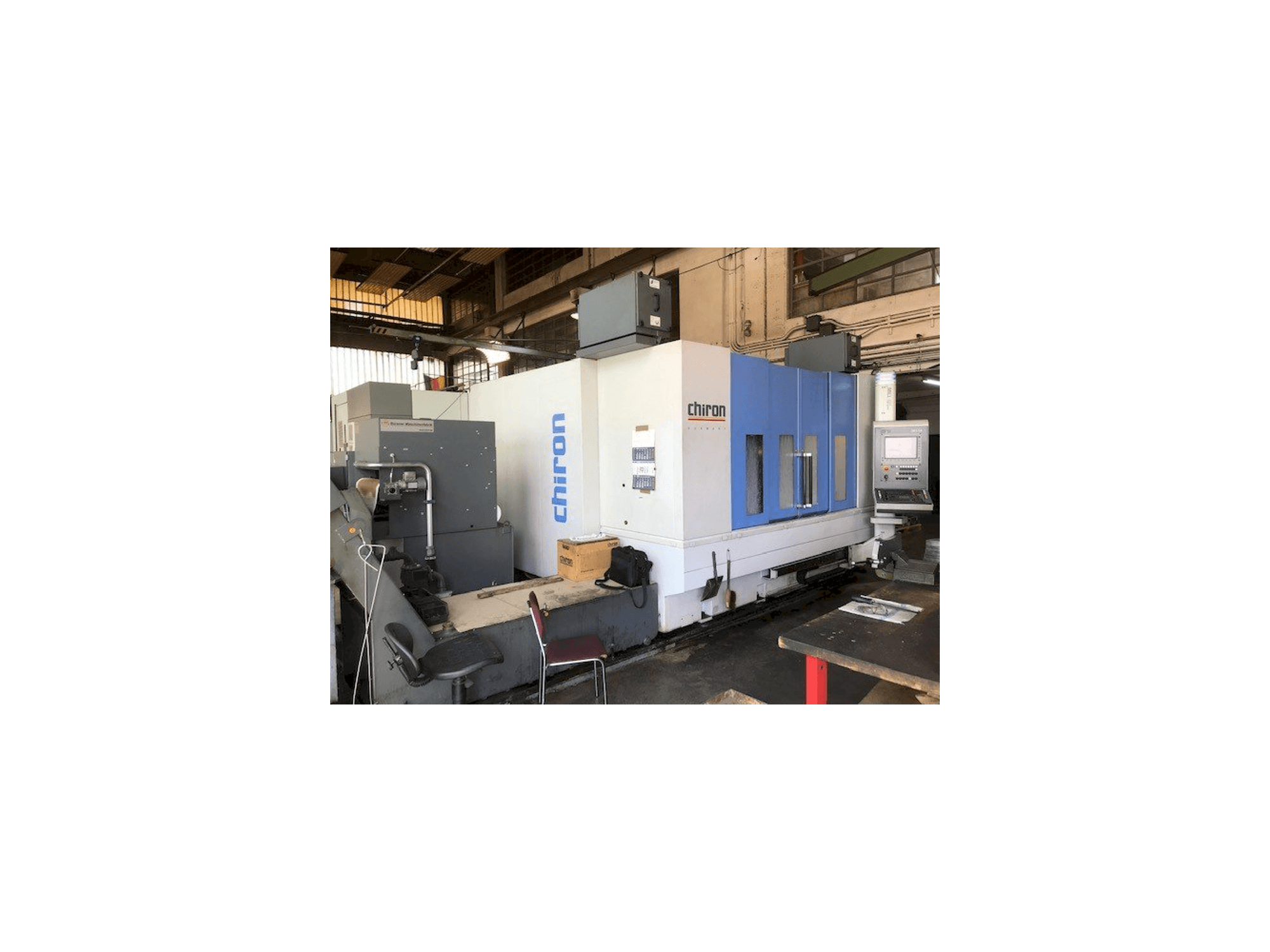A CHIRON Mill 2000 gép elölnézete
