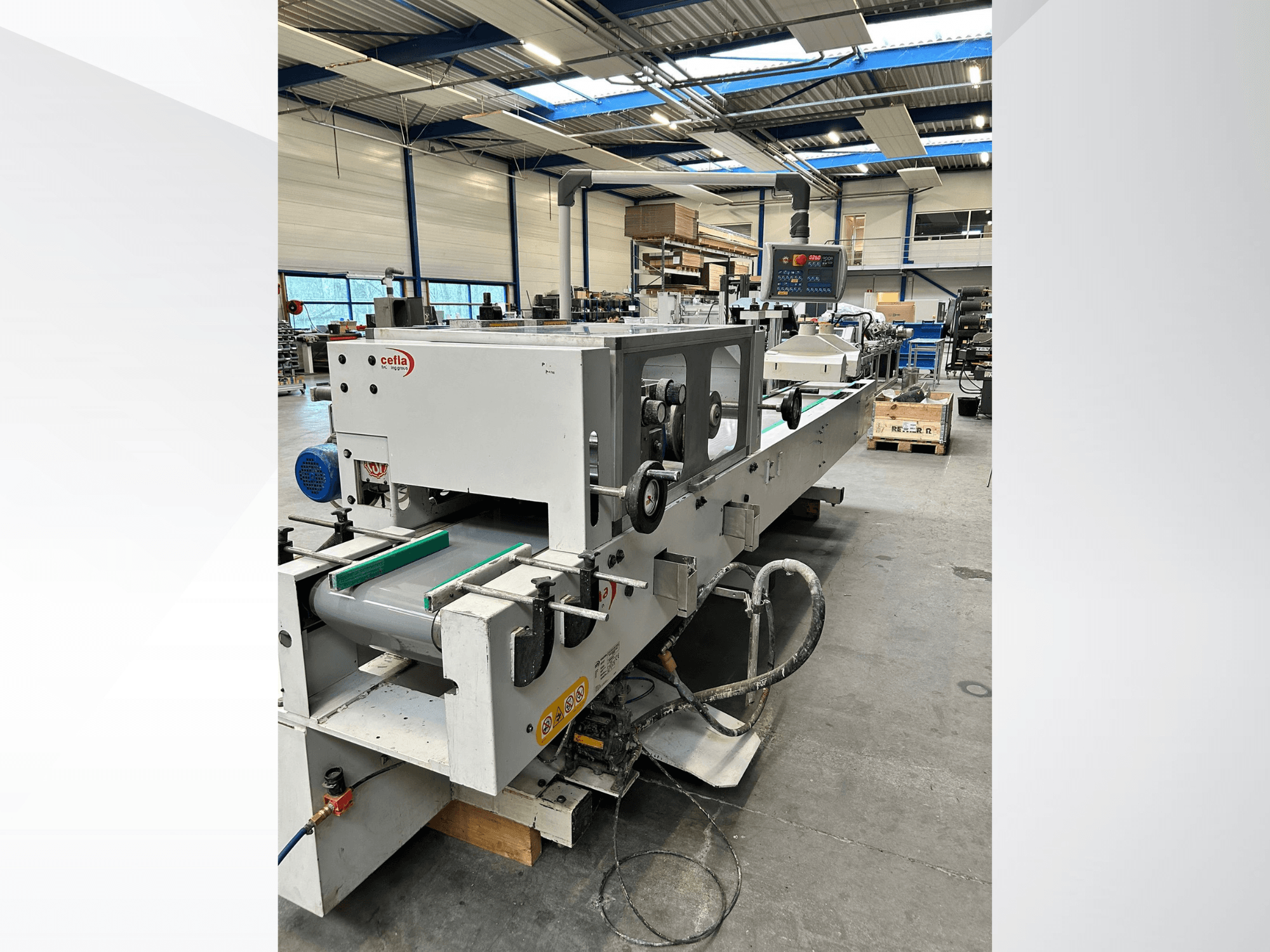 A CEFLA Smartparquet MRF-2VS/300 faipari gép elölnézete, amelyen látható a vezérlőpanel és a zöld görgőkkel ellátott szállítószalag.