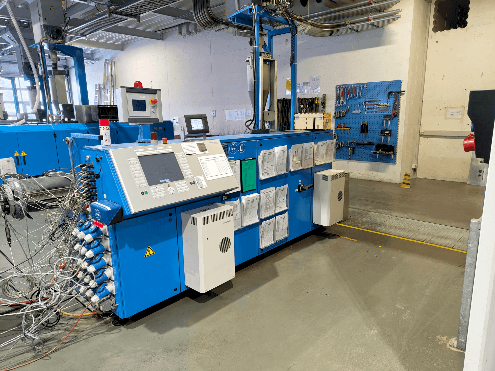 A Krauss Maffei KME 75-36 R AC gép elölnézete