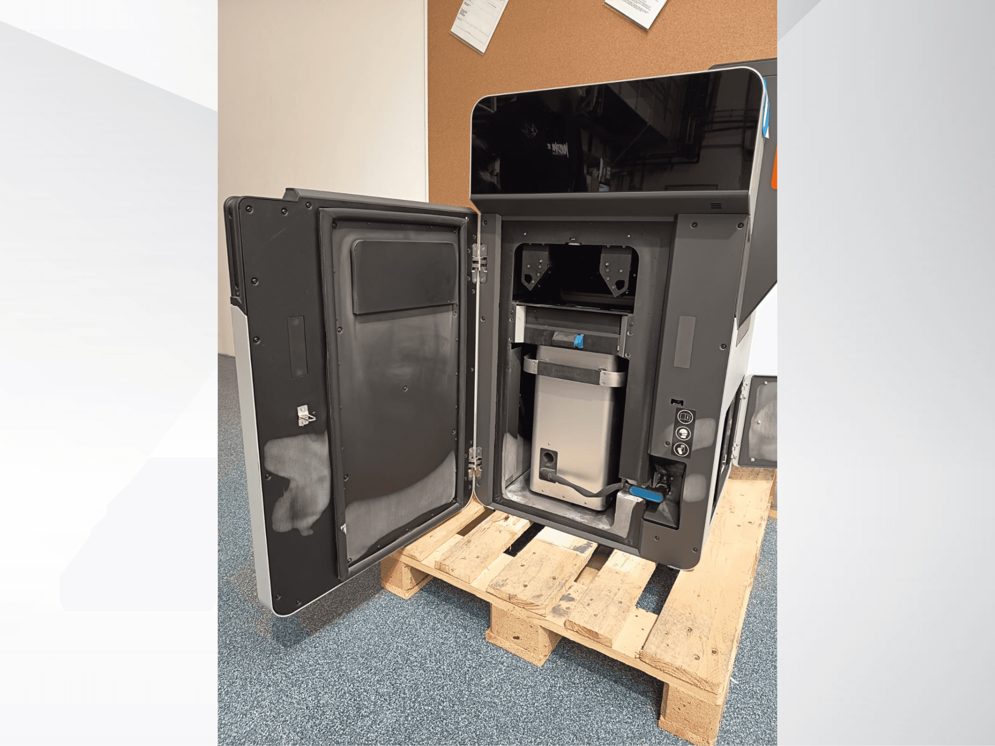 FORMLABS Fuse 1 műanyag 3D nyomtató, oldalnézet nyitott ajtóval, amely feltárja a belső alkatrészeket és a vezérlőpanelt.