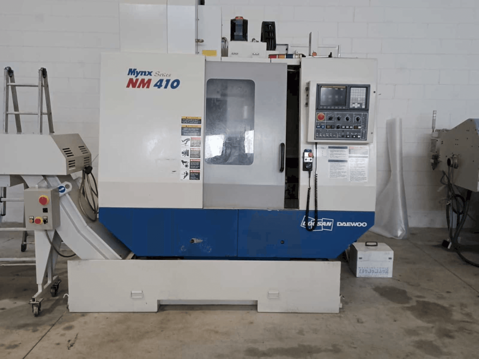 A Doosan Mynx NM 410 gép elölnézete