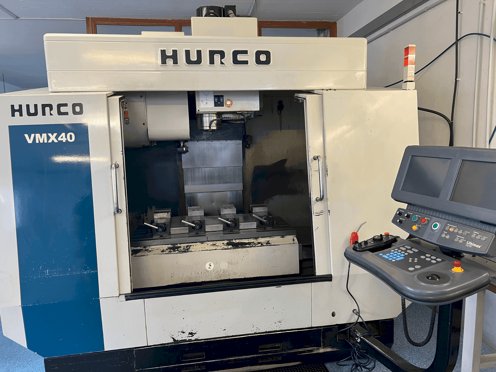 A Hurco VMX40 gép elölnézete