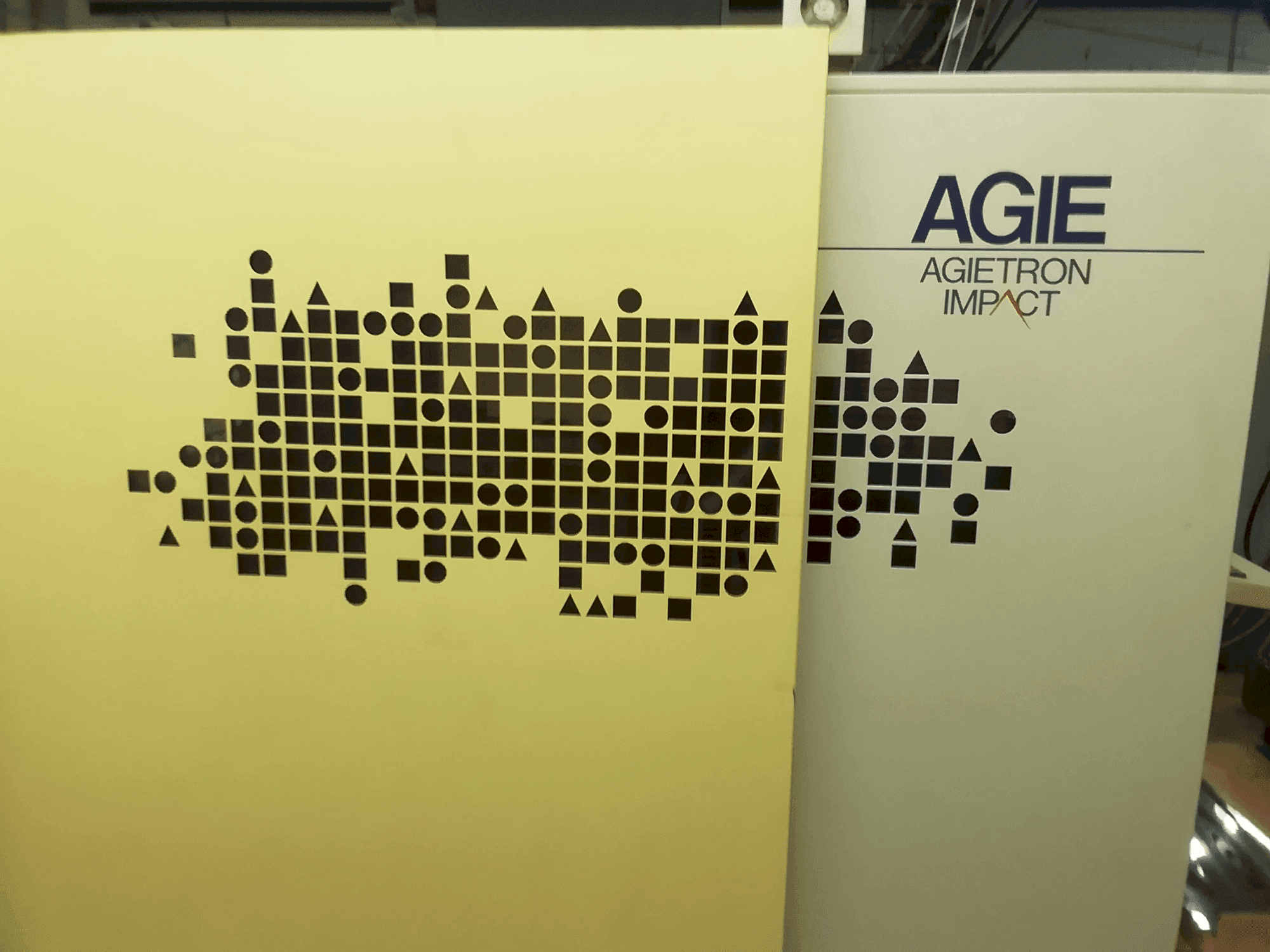 A AGIE Agierten Impact 2 gép elölnézete