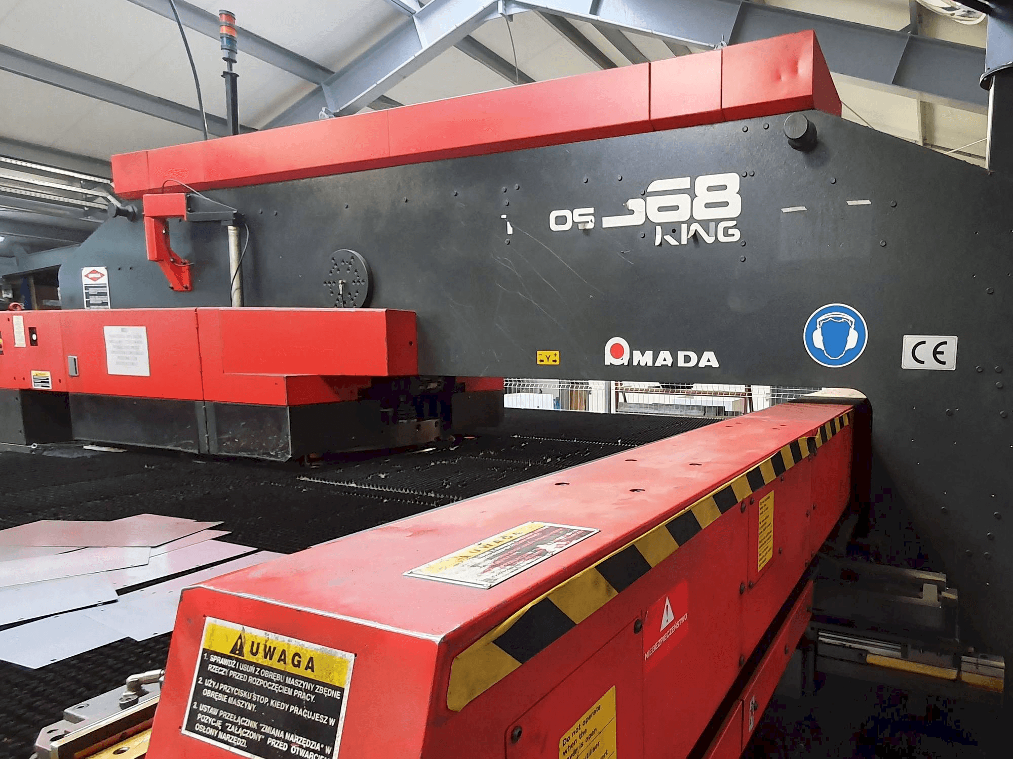 A AMADA VIPROS 368 KING gép elölnézete