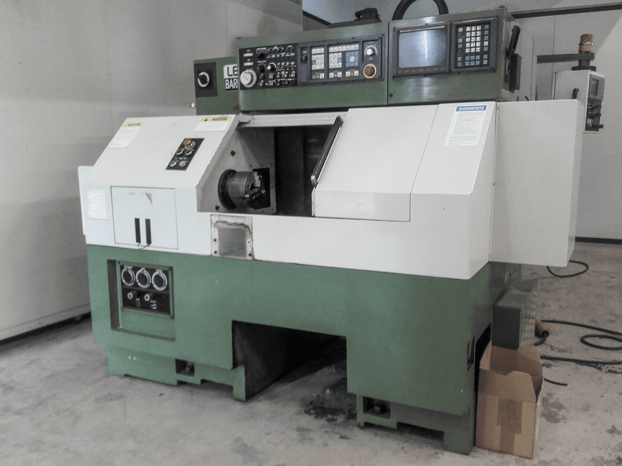A Leadwell Barmaster 40 gép bal oldali nézete