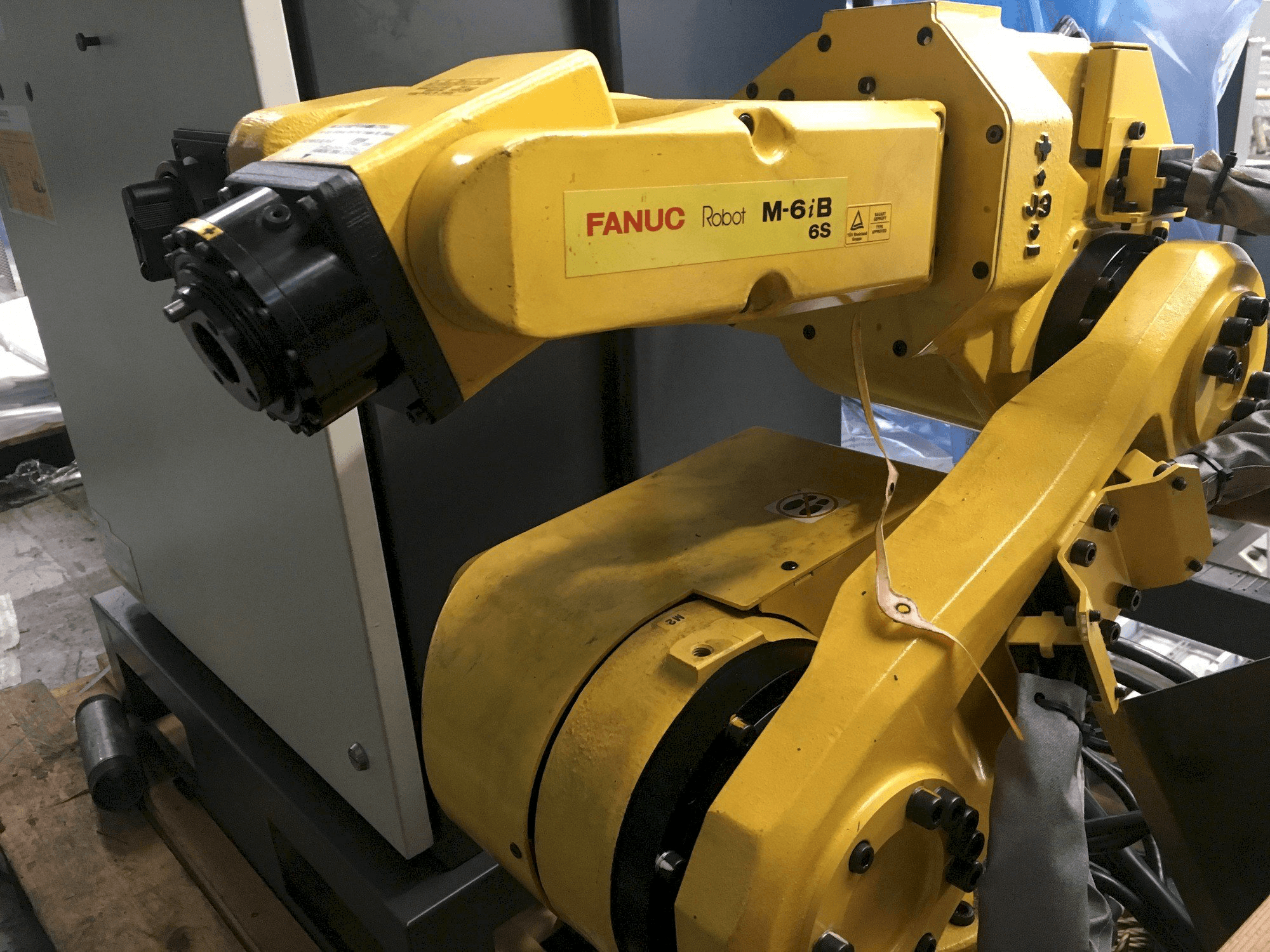 A FANUC M-6iB 6S gép elölnézete