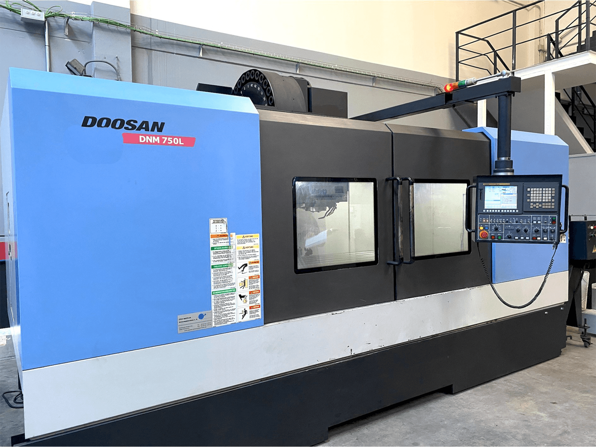 A Doosan DNM705L gép elölnézete