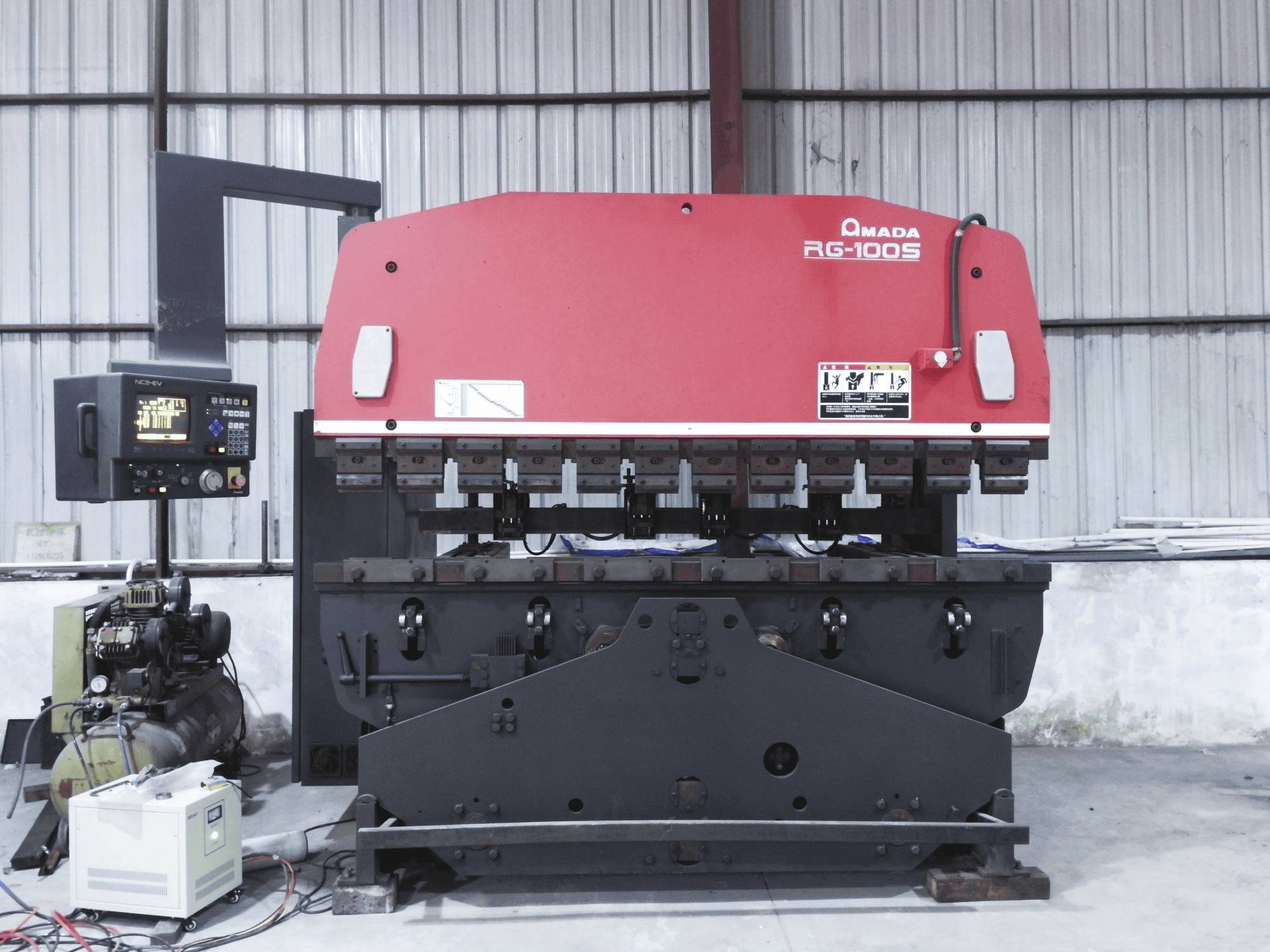 A AMADA RG-100S gép elölnézete