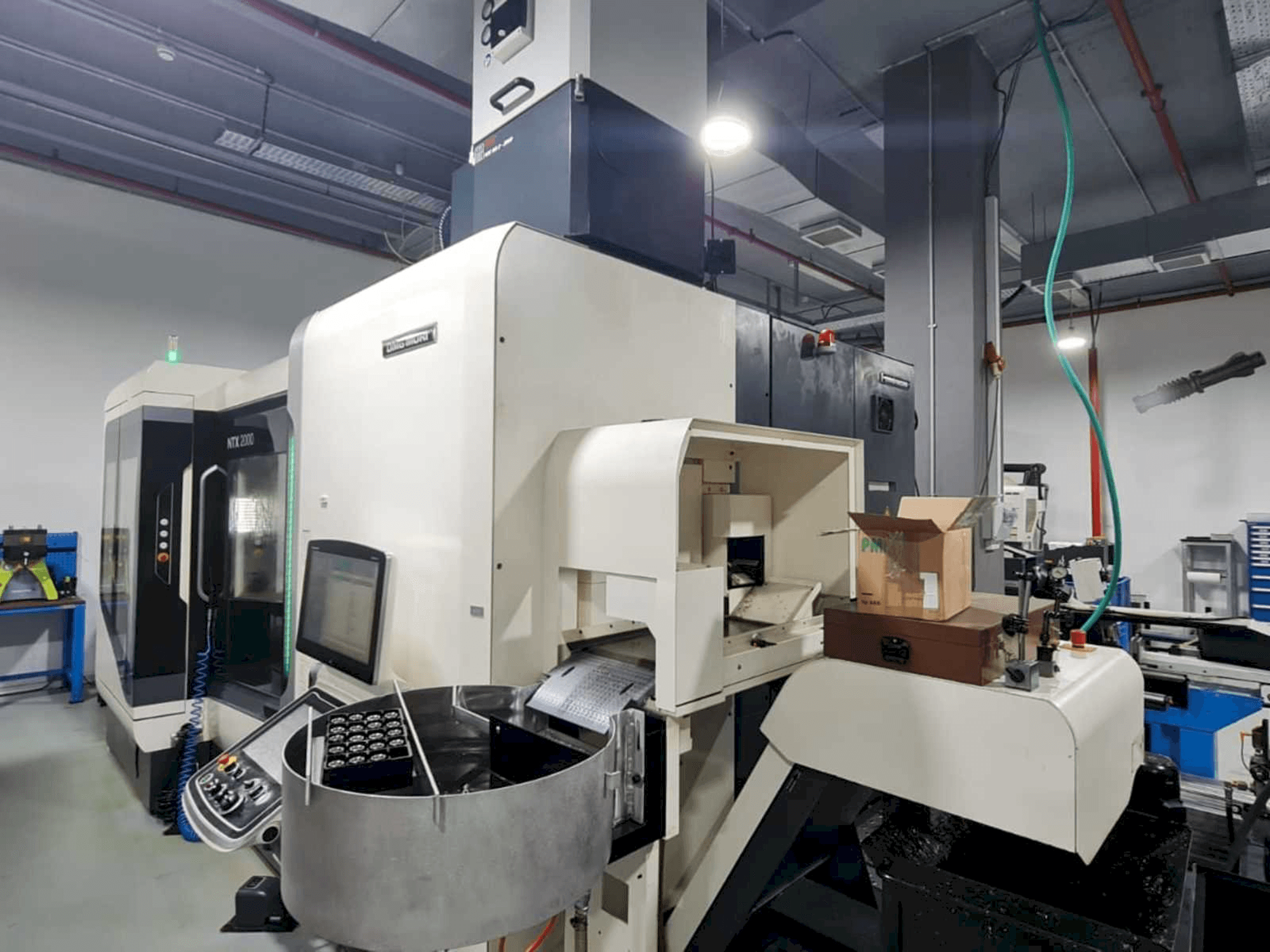 A DMG MORI NTX2000/1500SZ gép jobb oldali nézete