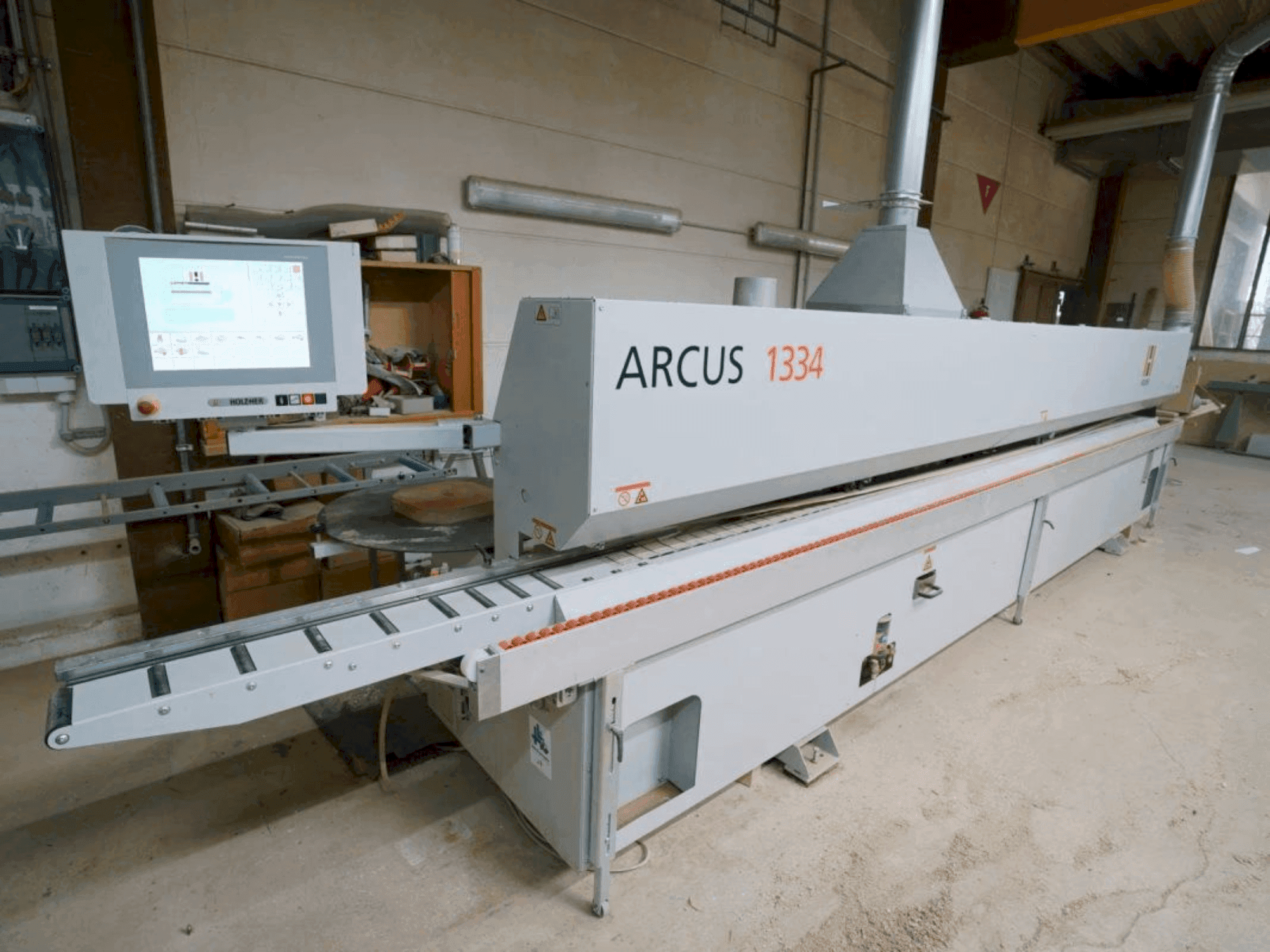 A HOLZHER ARCUS 1334 FV2 gép elölnézete