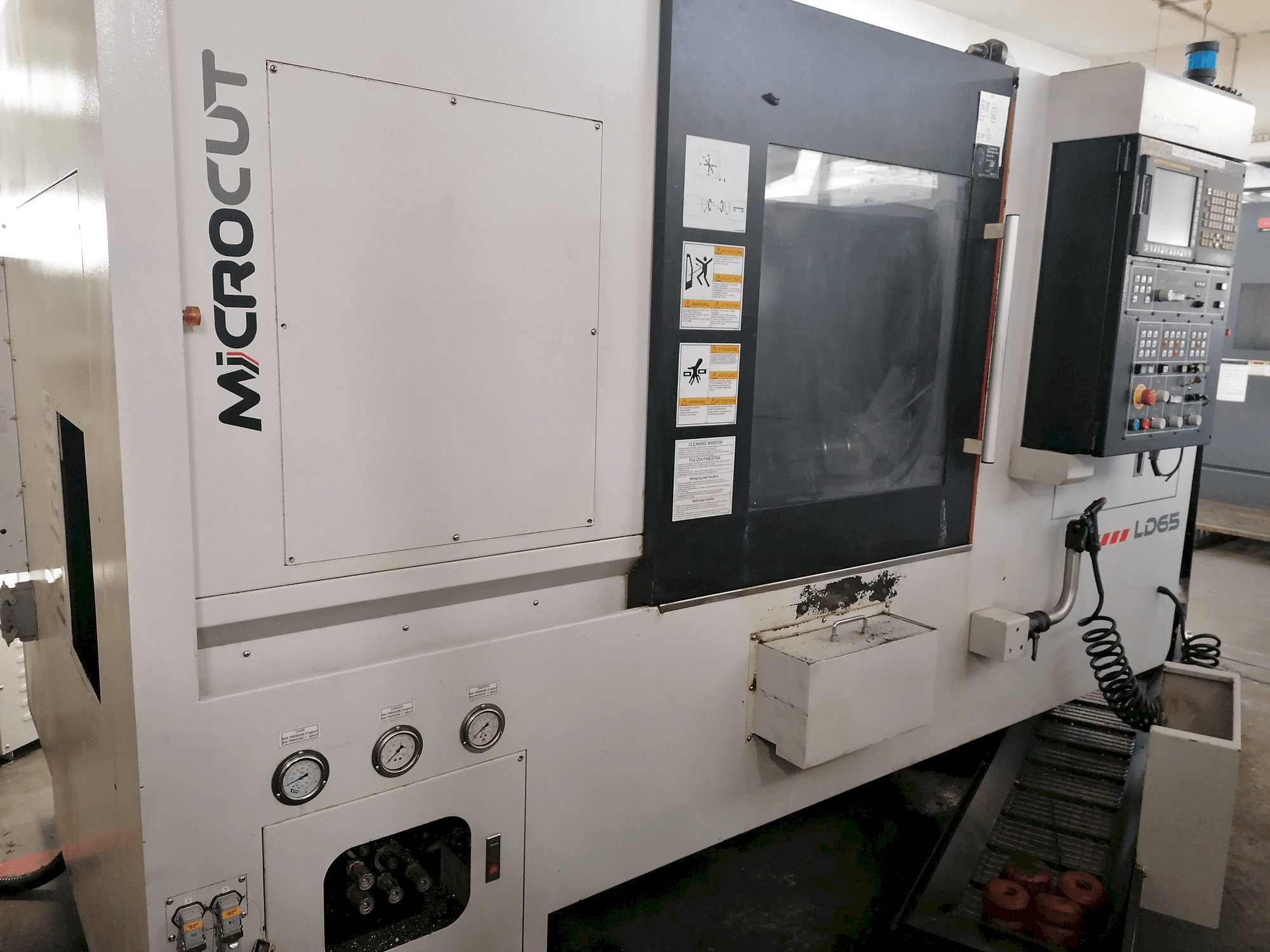 A MICROCUT LD-65 gép elölnézete