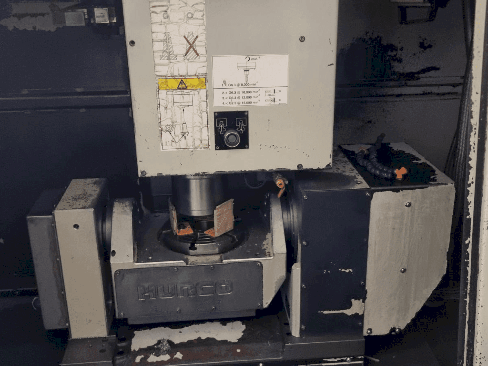 A Hurco VMX 50T gép elölnézete